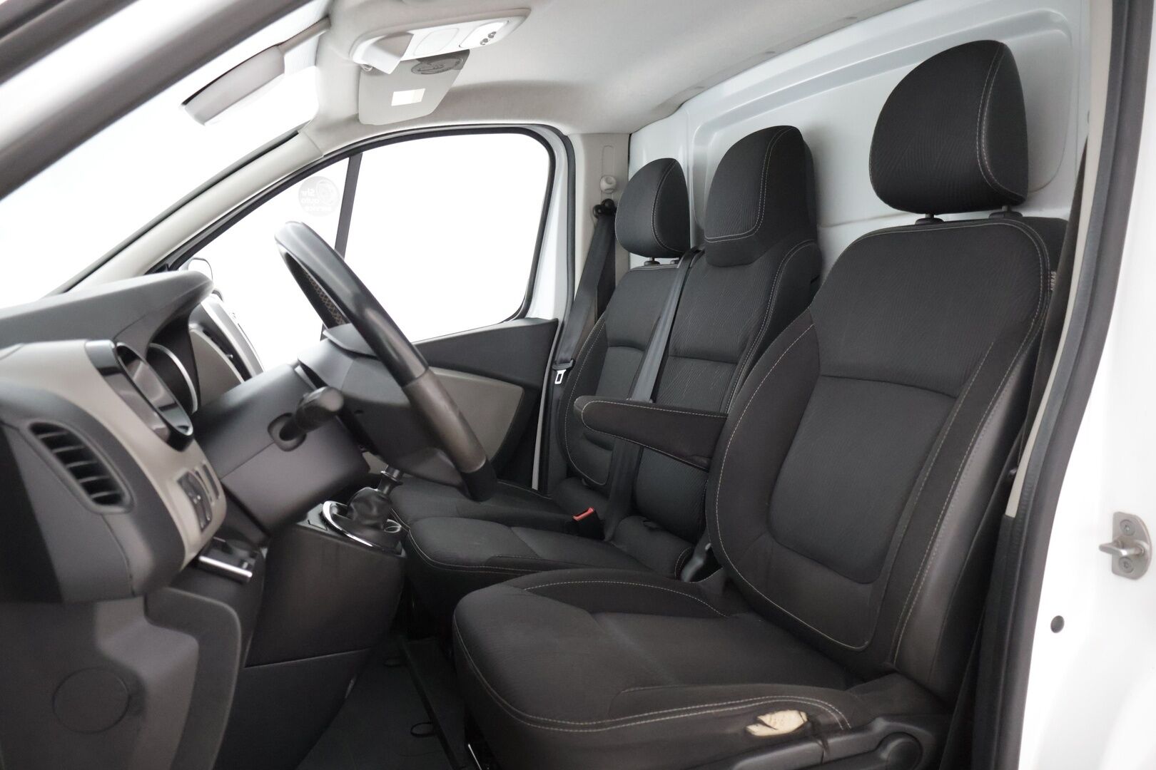 Nissan NV300 2018 Van 1,6 dCi 125 6 M/T L2H1 1.2t FWD Working Star Blind FD Blind SSD * Webasto / Kamera / Koukku / P-Tutkat / Ilmastointi * - * 1.-om Suomi-auto / ALV väh.kelpoinen / Särmät huollot / Kovat varusteet *