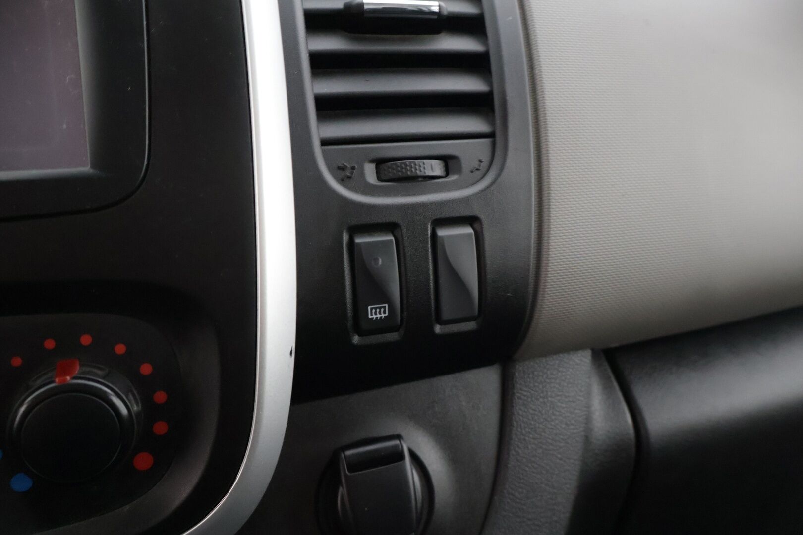 Nissan NV300 2018 Van 1,6 dCi 125 6 M/T L2H1 1.2t FWD Working Star Blind FD Blind SSD * Webasto / Kamera / Koukku / P-Tutkat / Ilmastointi * - * 1.-om Suomi-auto / ALV väh.kelpoinen / Särmät huollot / Kovat varusteet * - Osta nyt, maksa vasta ensi vuonna