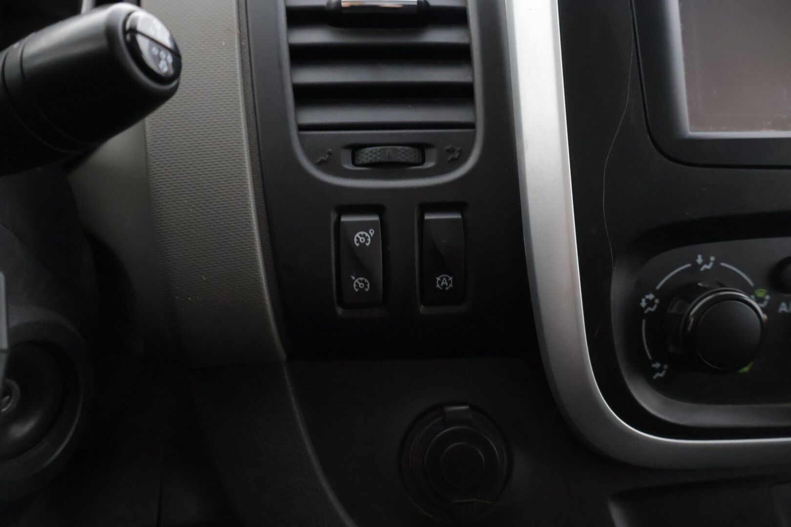 Nissan NV300 2018 Van 1,6 dCi 125 6 M/T L2H1 1.2t FWD Working Star Blind FD Blind SSD * Webasto / Kamera / Koukku / P-Tutkat / Ilmastointi * - * 1.-om Suomi-auto / ALV väh.kelpoinen / Särmät huollot / Kovat varusteet * - Osta nyt, maksa vasta ensi vuonna