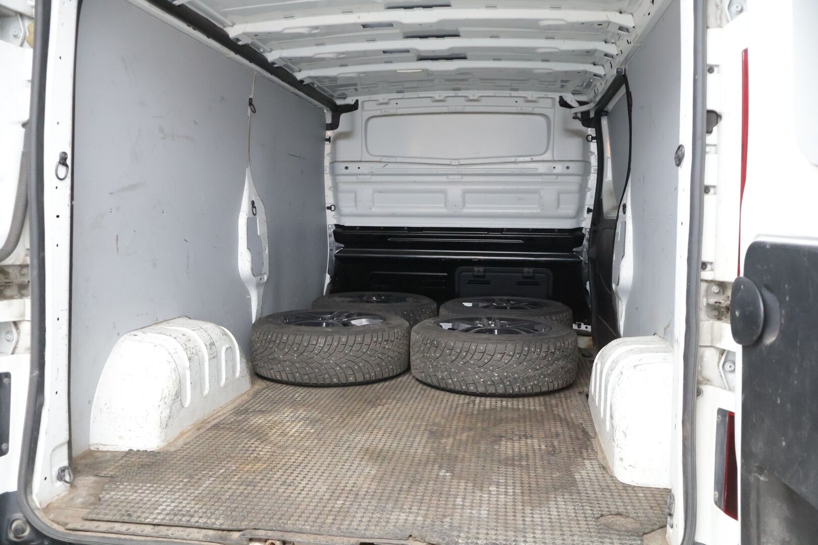Nissan NV300 2018 Van 1,6 dCi 125 6 M/T L2H1 1.2t FWD Working Star Blind FD Blind SSD * Webasto / Kamera / Koukku / P-Tutkat / Ilmastointi * - * 1.-om Suomi-auto / ALV väh.kelpoinen / Särmät huollot / Kovat varusteet *