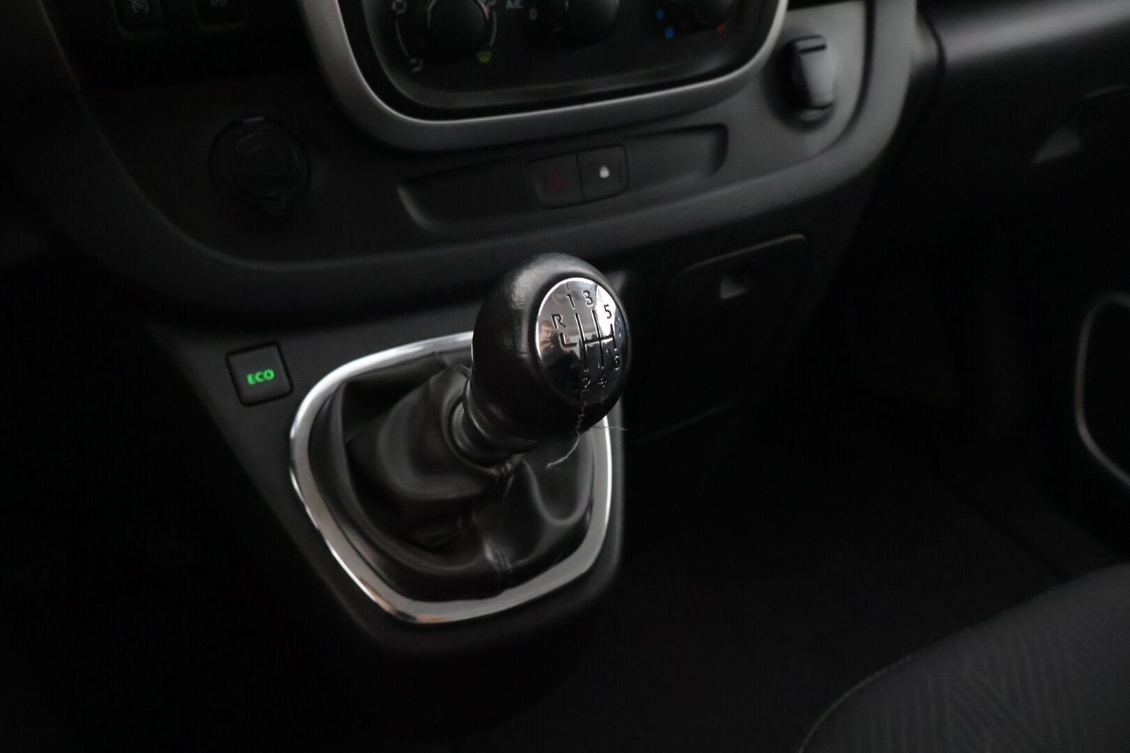 Nissan NV300 2018 Van 1,6 dCi 125 6 M/T L2H1 1.2t FWD Working Star Blind FD Blind SSD * Webasto / Kamera / Koukku / P-Tutkat / Ilmastointi * - * 1.-om Suomi-auto / ALV väh.kelpoinen / Särmät huollot / Kovat varusteet * - Osta nyt, maksa vasta ensi vuonna