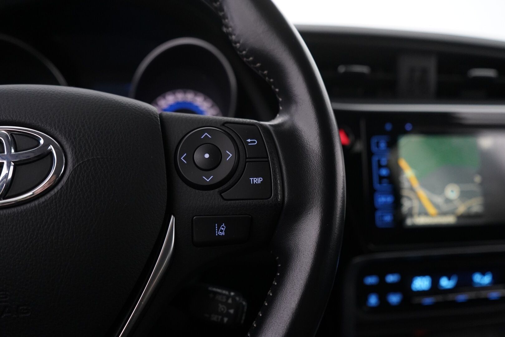 Toyota Auris 2019 1.8 Hybrid Active Touring Sports * Vakkari / Navi / Kamera / Lohkolämmitin * - 2x Toyotan vanteet / Merkkihuollettu / Merkkirenkaat / Auto myydään juuri huollettuna / Suomi-auto