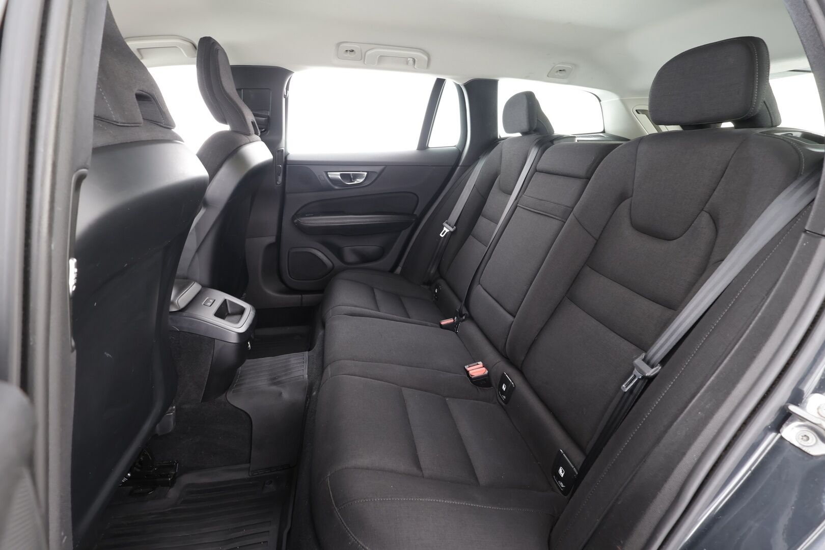 Volvo V60 2019 D3 Business aut * Webasto / ACC / LED / Kaistavahti / Navi / Keyless * - Suomi-auto / Kahdet renkaat aluvanteilla