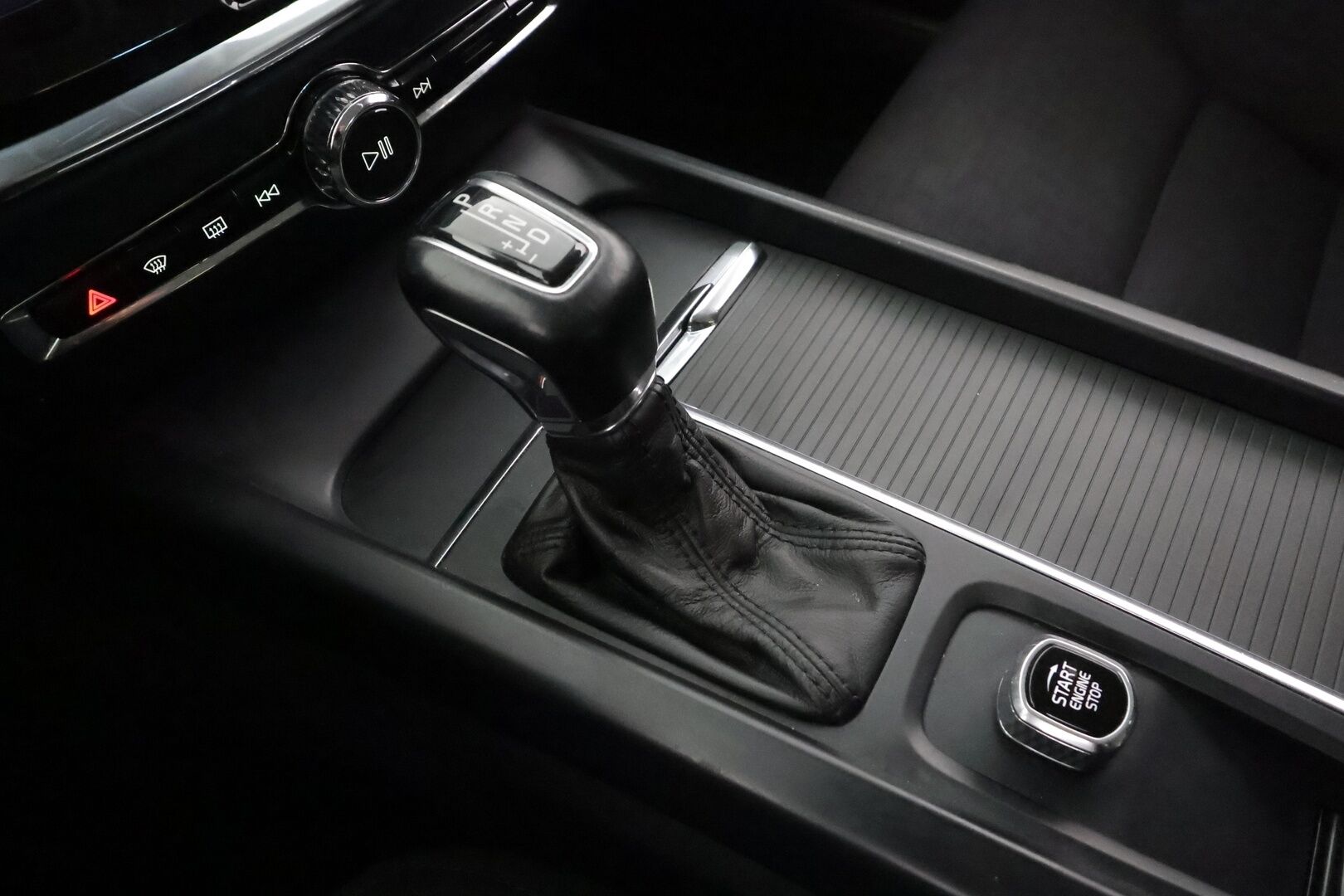 Volvo V60 2019 D3 Business aut * Webasto / ACC / LED / Kaistavahti / Navi / Keyless * - Suomi-auto / Kahdet renkaat aluvanteilla - HULLUT AVAJAISHULINAT KORKOTARJOUS 3,29 %