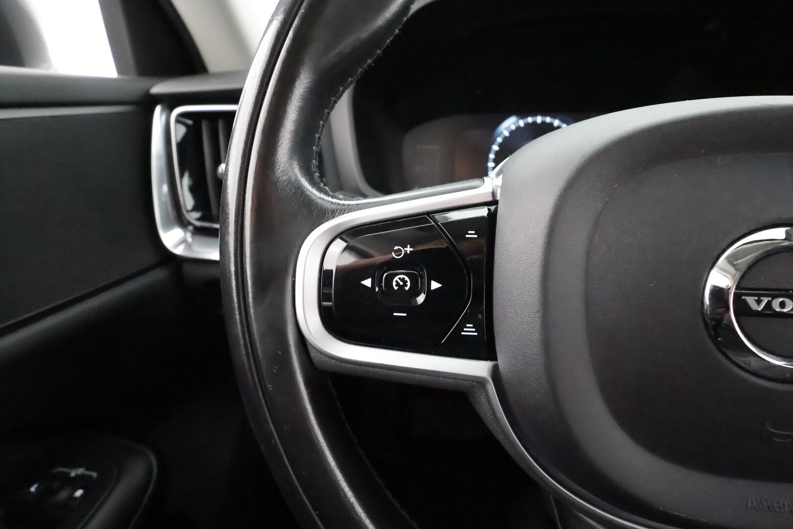 Volvo V60 2019 D3 Business aut * Webasto / ACC / LED / Kaistavahti / Navi / Keyless * - Suomi-auto / Kahdet renkaat aluvanteilla - HULLUT AVAJAISHULINAT KORKOTARJOUS 3,29 %