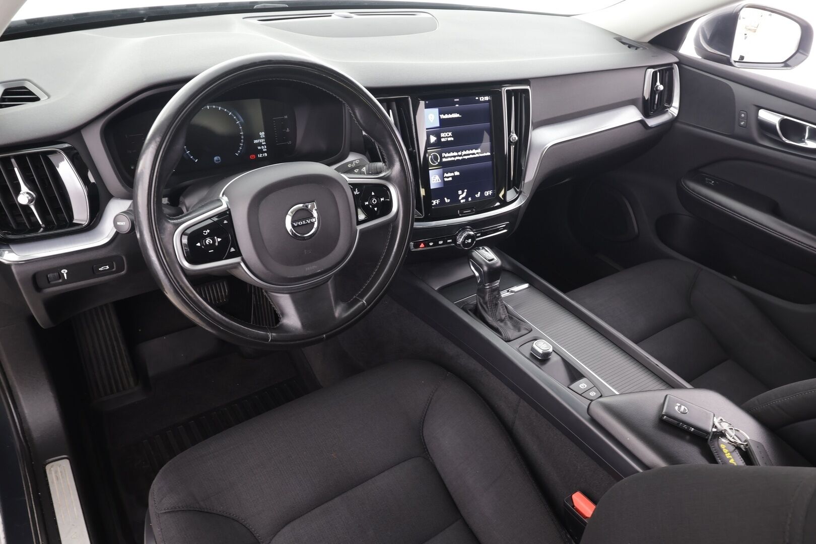 Volvo V60 2019 D3 Business aut * Webasto / ACC / LED / Kaistavahti / Navi / Keyless * - Suomi-auto / Kahdet renkaat aluvanteilla