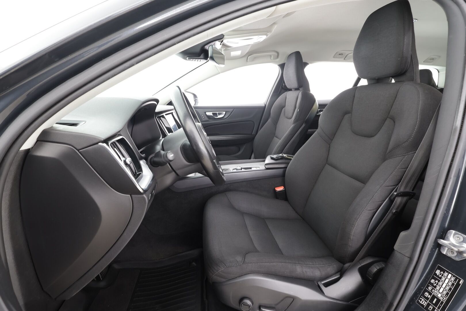 Volvo V60 2019 D3 Business aut * Webasto / ACC / LED / Kaistavahti / Navi / Keyless * - Suomi-auto / Kahdet renkaat aluvanteilla