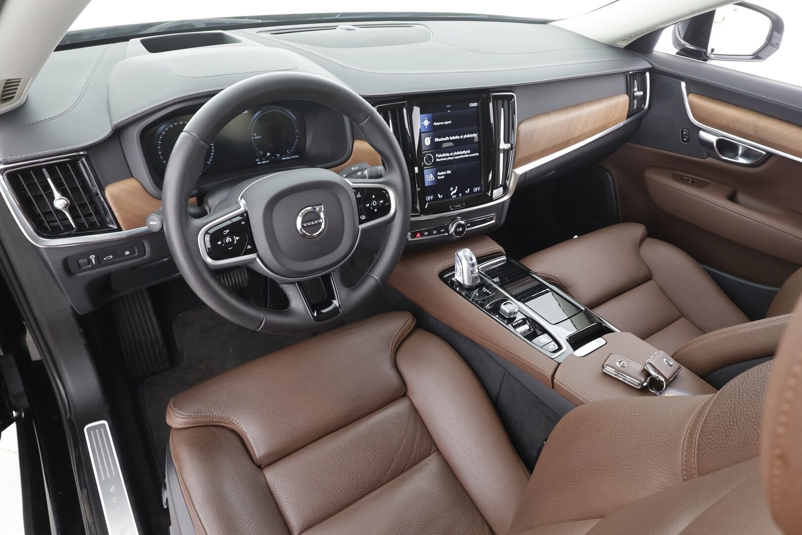 Volvo S90 2019 T8 AWD Inscription aut * ACC / Webasto / 360° / HUD / Ilmajouset / High performance audio / Ruskeat nahat * - Kahdet renkaat aluvanteilla / Merkkihuollettu
