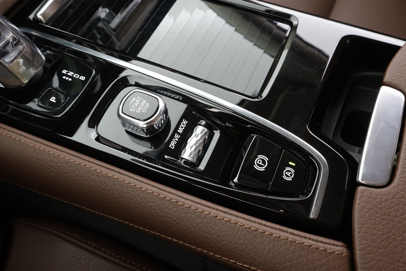 Volvo S90 2019 T8 AWD Inscription aut * ACC / Webasto / 360° / HUD / Ilmajouset / High performance audio / Ruskeat nahat * - Kahdet renkaat aluvanteilla / Merkkihuollettu