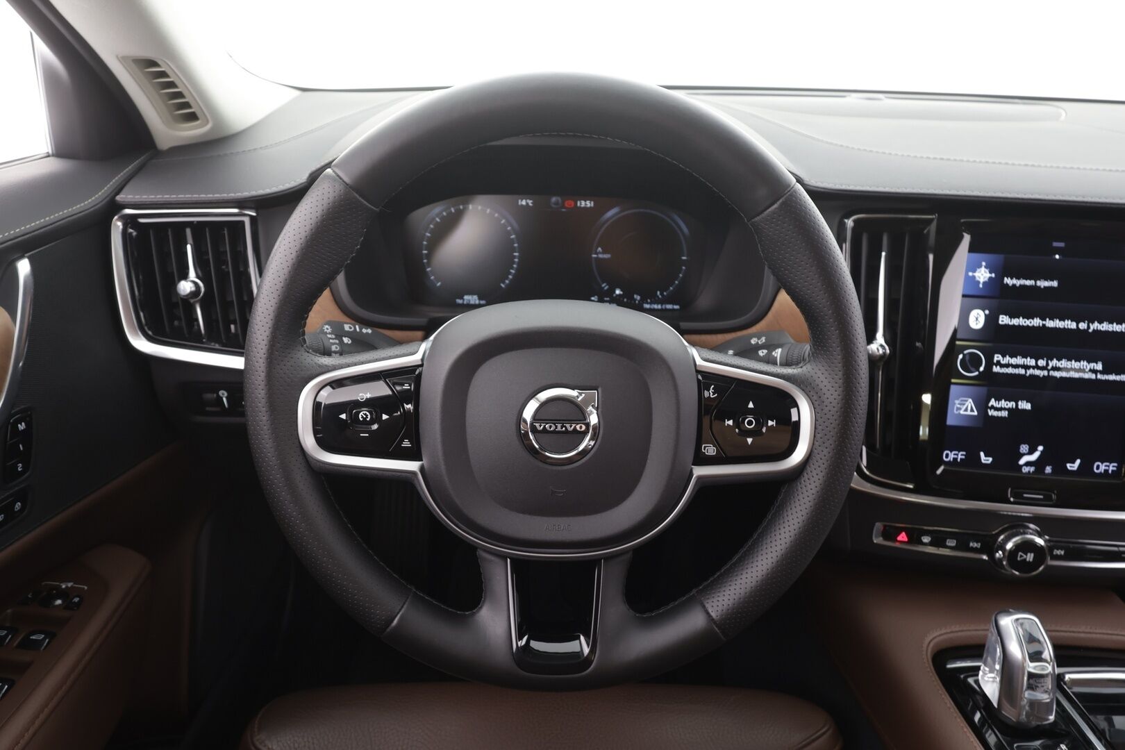Volvo S90 2019 T8 AWD Inscription aut * ACC / Webasto / 360° / HUD / Ilmajouset / High performance audio / Ruskeat nahat * - Kahdet renkaat aluvanteilla / Merkkihuollettu