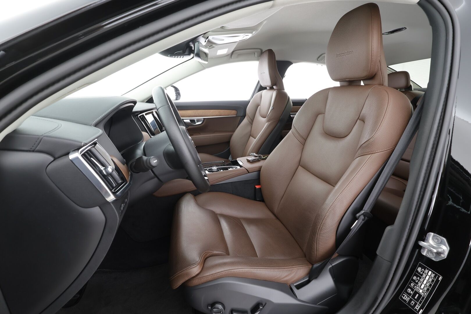 Volvo S90 2019 T8 AWD Inscription aut * ACC / Webasto / 360° / HUD / Ilmajouset / High performance audio / Ruskeat nahat * - Kahdet renkaat aluvanteilla / Merkkihuollettu
