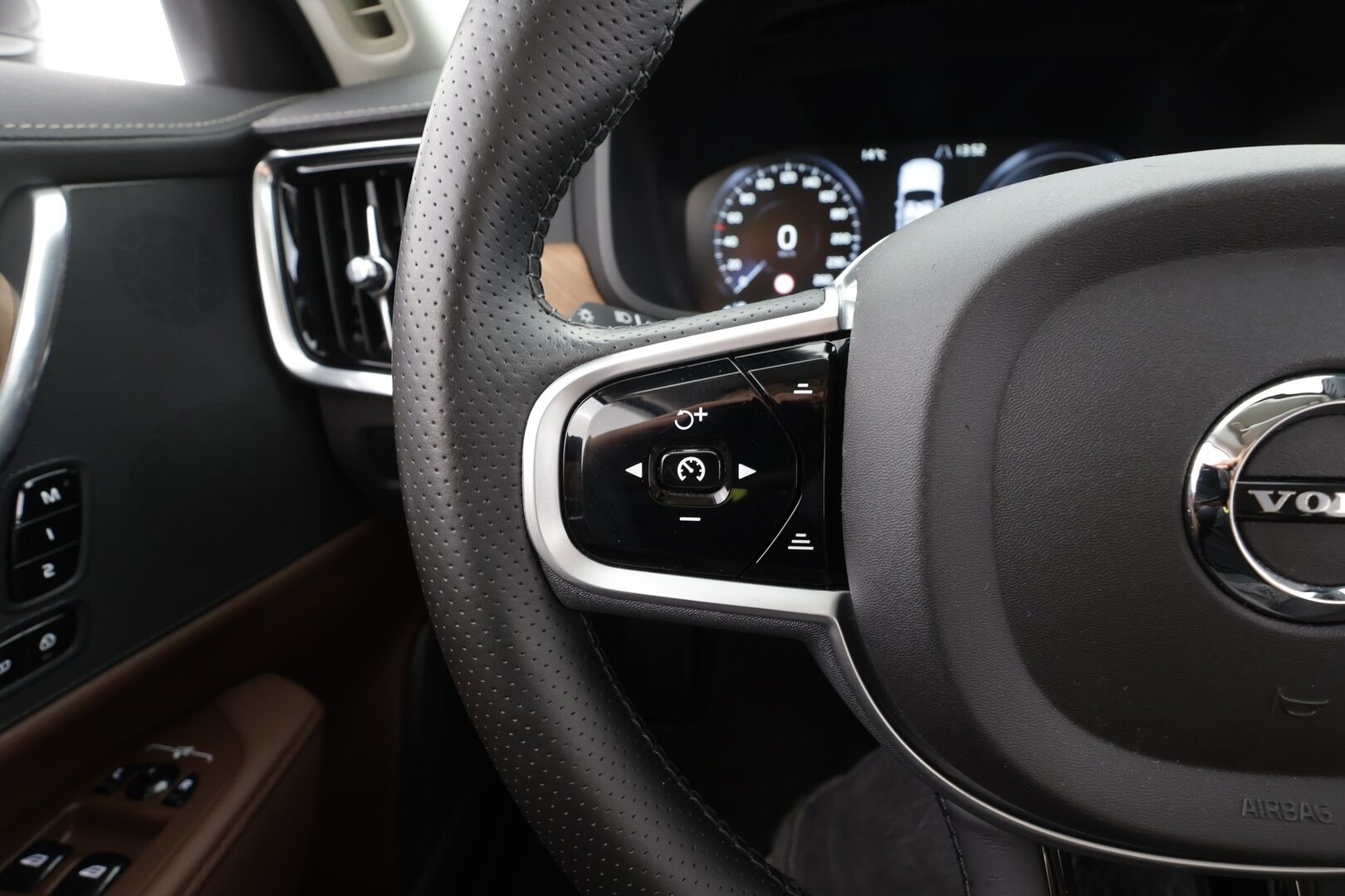 Volvo S90 2019 T8 AWD Inscription aut * ACC / Webasto / 360° / HUD / Ilmajouset / High performance audio / Ruskeat nahat * - Kahdet renkaat aluvanteilla / Merkkihuollettu
