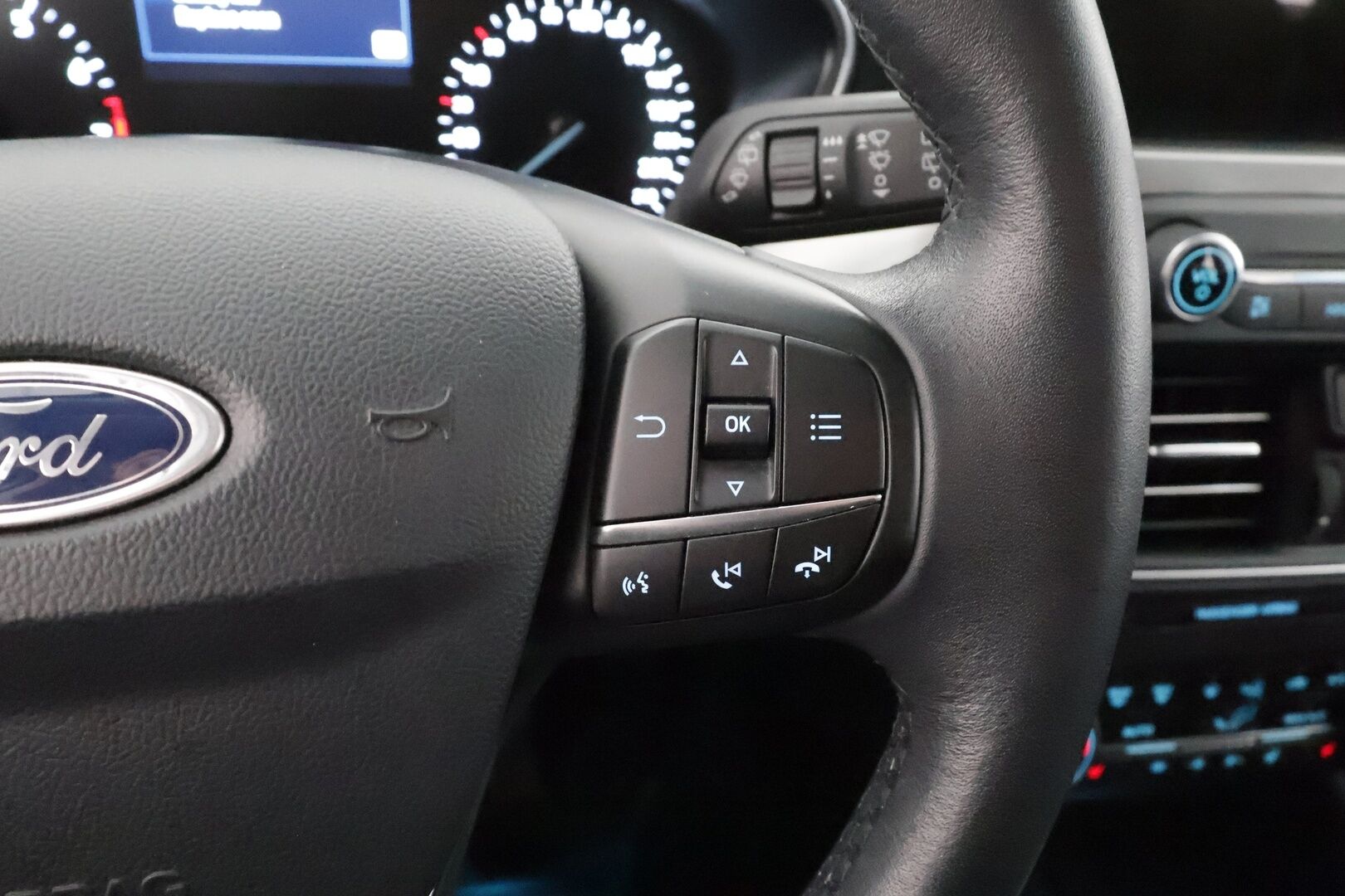 Ford Focus 2019 1,0 EcoBoost 125hv M6 Titanium 5-ovinen - | ACC | Lohko+Sisä | Keyless | Navi | Ratinlämmitin | P.tutkat |