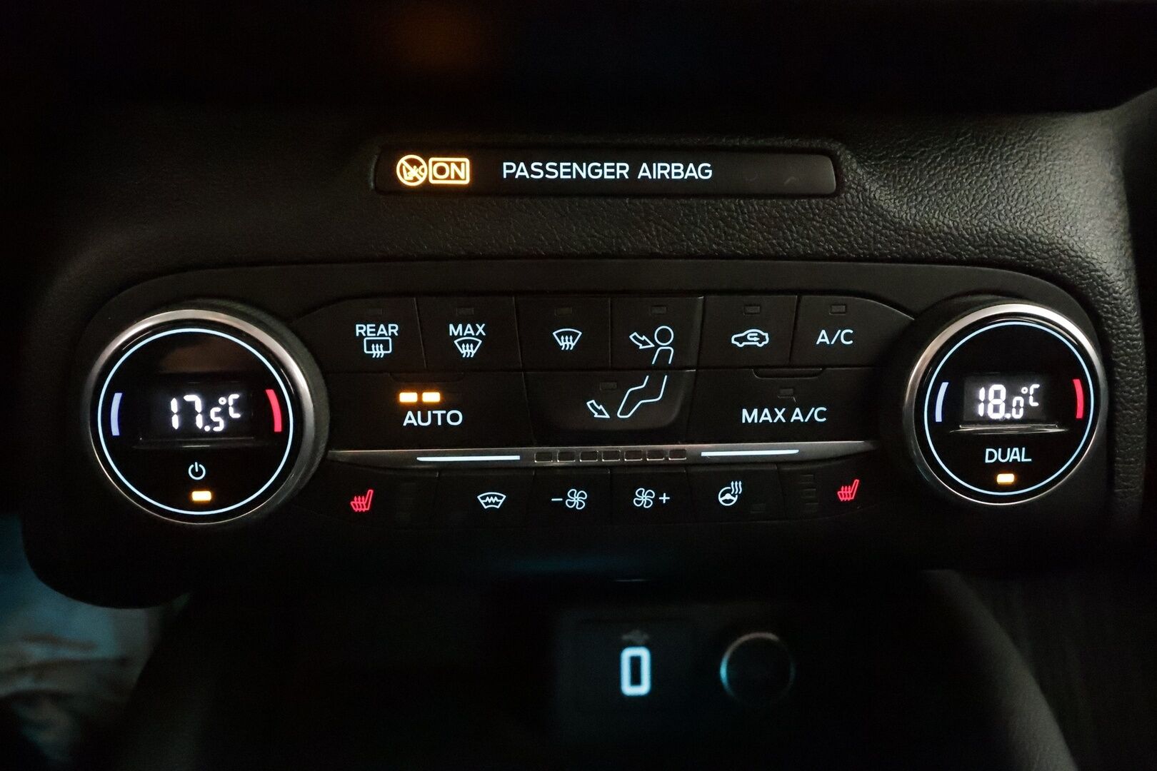 Ford Focus 2019 1,0 EcoBoost 125hv M6 Titanium 5-ovinen - | ACC | Lohko+Sisä | Keyless | Navi | Ratinlämmitin | P.tutkat |