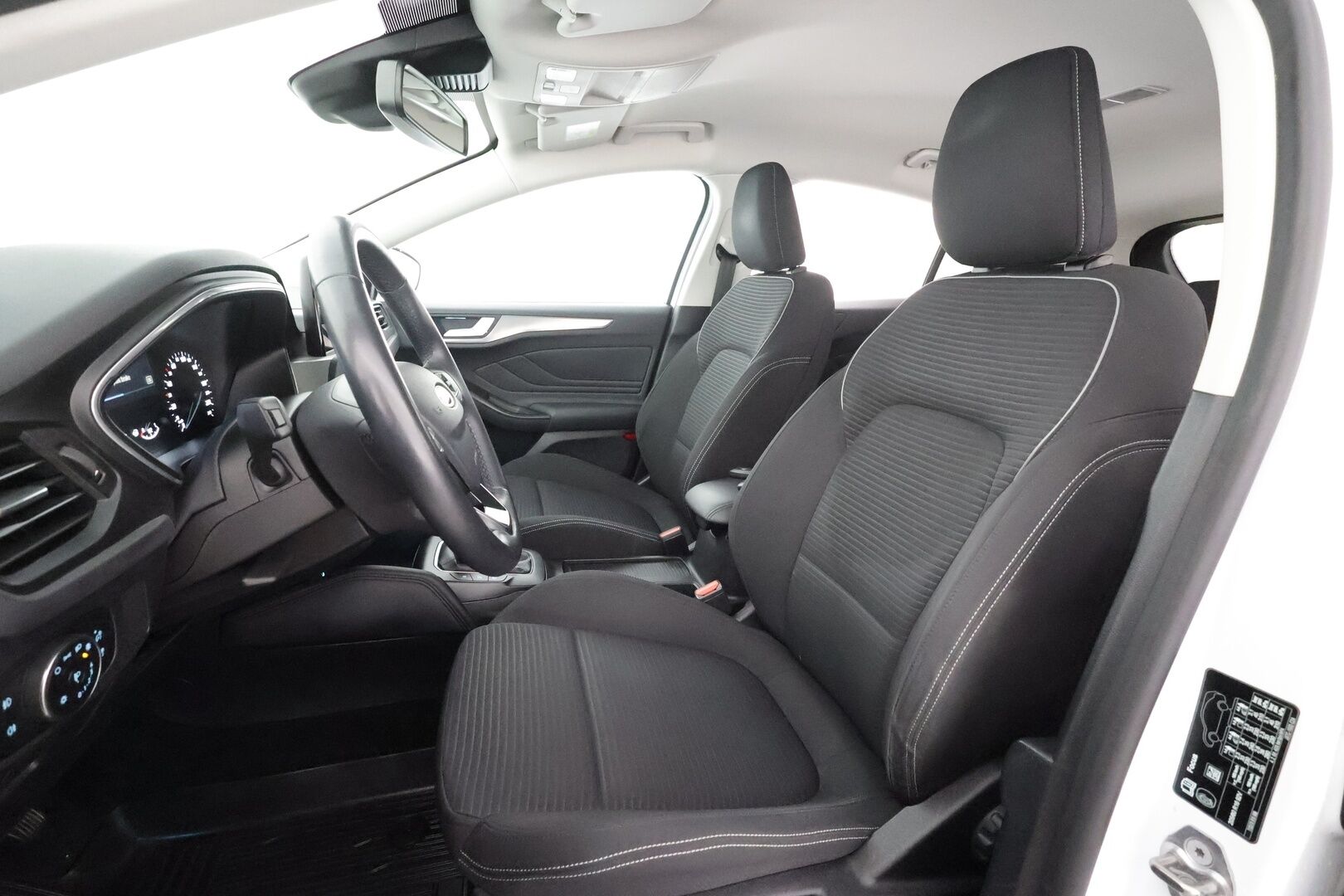 Ford Focus 2019 1,0 EcoBoost 125hv M6 Titanium 5-ovinen - | ACC | Lohko+Sisä | Keyless | Navi | Ratinlämmitin | P.tutkat |