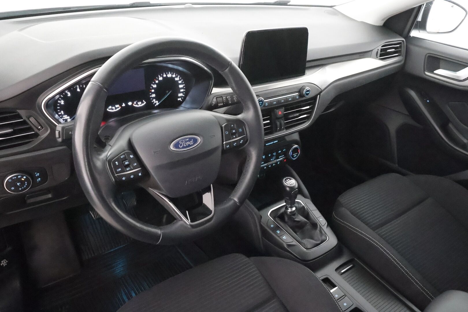 Ford Focus 2019 1,0 EcoBoost 125hv M6 Titanium 5-ovinen - | ACC | Lohko+Sisä | Keyless | Navi | Ratinlämmitin | P.tutkat |