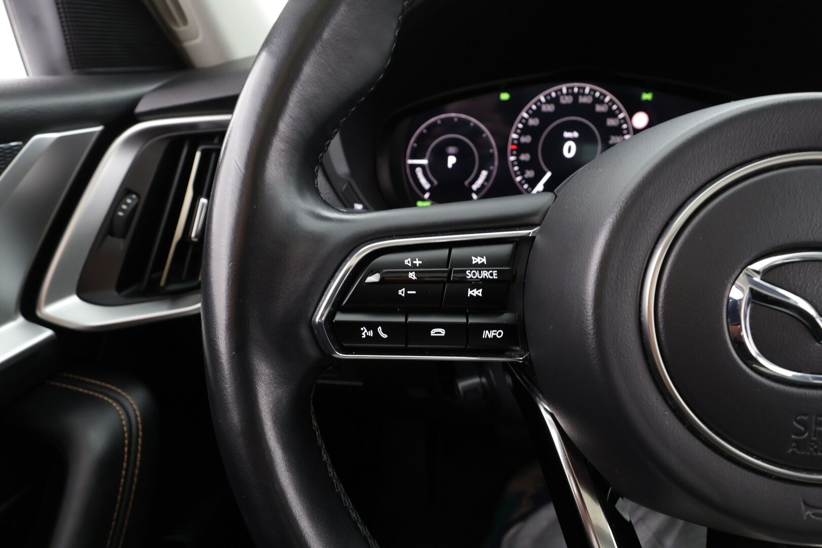 Mazda CX-60 2022 2.5 PHEV 8AT AWD PR Homura * ACC / HUD / Panorama / Muistipenkki / P.kamera / Ilmastoidut nahat / LED / Navi * - Suomi-auto / Akku kuntotarkastettu SoH 94% / Kahdet renkaat aluvanteilla / Merkkihuollettu