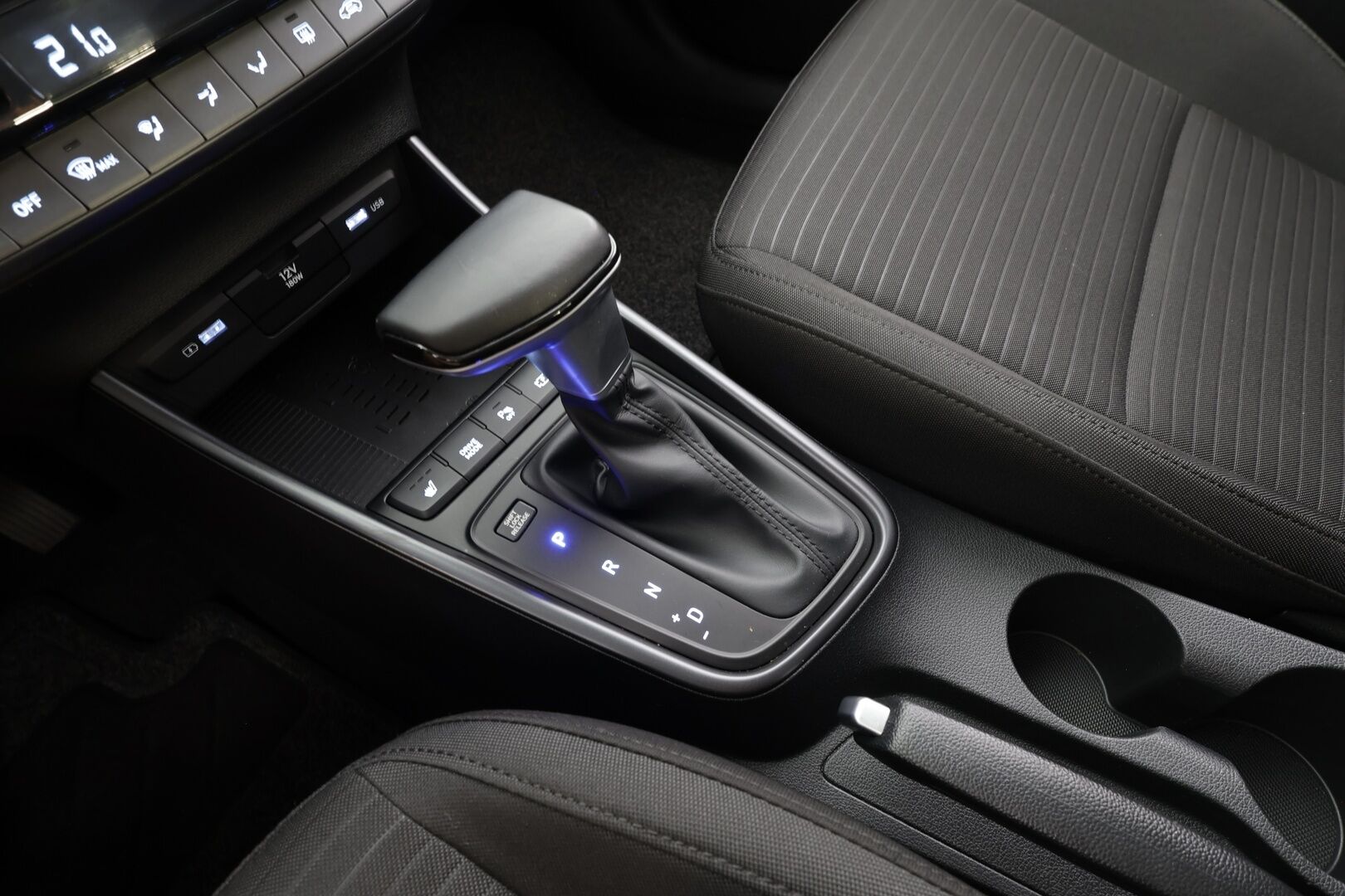 Hyundai i20 Hatchback 2021 1.0 T-GDi 100 hv 7DCT-aut. Comfort - | LED | P.Kamera | Digimittaristo | Kaistavahti | Navi | Keyless | Vakkari | Ratinlämmitys | Suomi-auto | Kahdet renkaat |