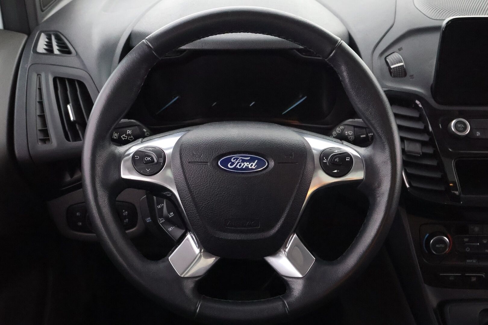 Ford Grand Tourneo Connect 2018 1,5 TDCi 120 hv A8 Titanium 5-ovinen - 7-P / Webasto / Panoraama / Vetokoukku / P.Kamera / Lohko / Vakkari / Suomiauto