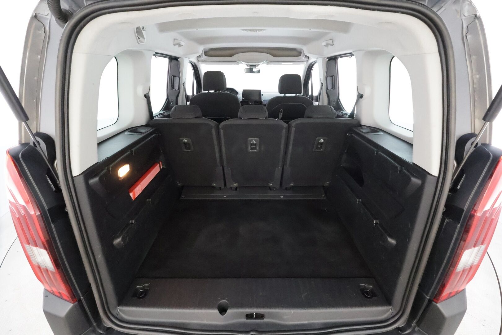 Peugeot Rifter 2019 Allure BlueHDi 100 S&S L1 * Vakkari / P.Tutka / Lohko+Sisä / Koukku / Navi * - Suomi-auto / Merkkihuollettu