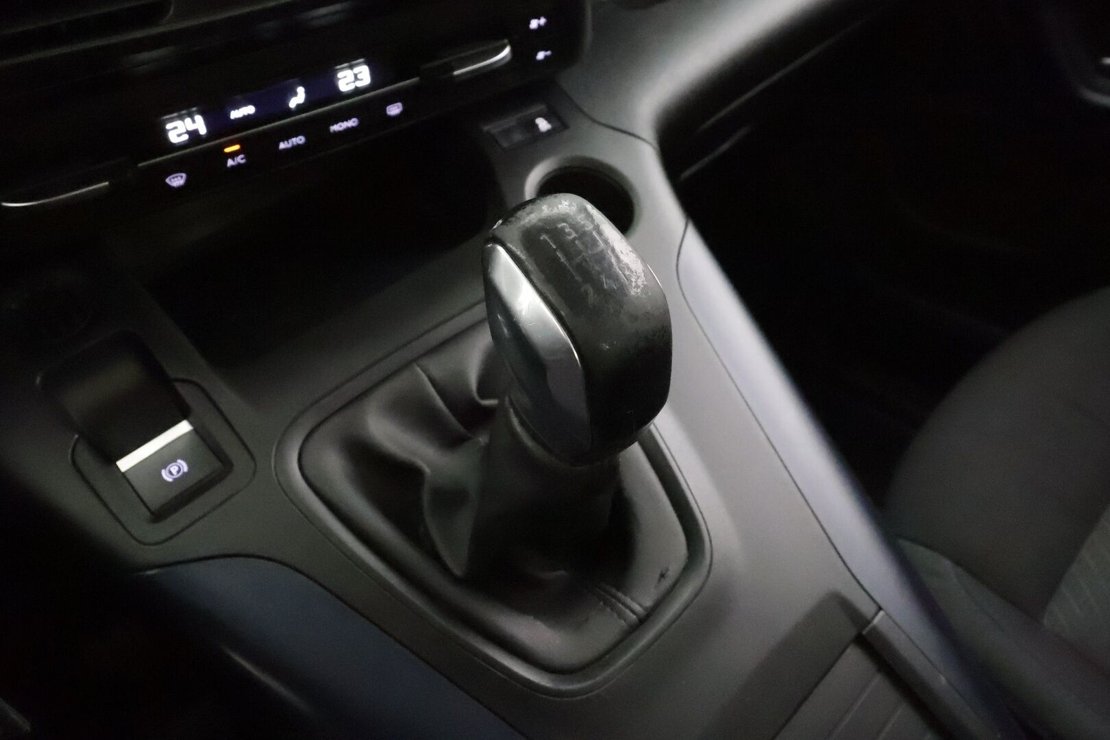 Peugeot Rifter 2019 Allure BlueHDi 100 S&S L1 * Vakkari / P.Tutka / Lohko+Sisä / Koukku / Navi * - Suomi-auto / Merkkihuollettu