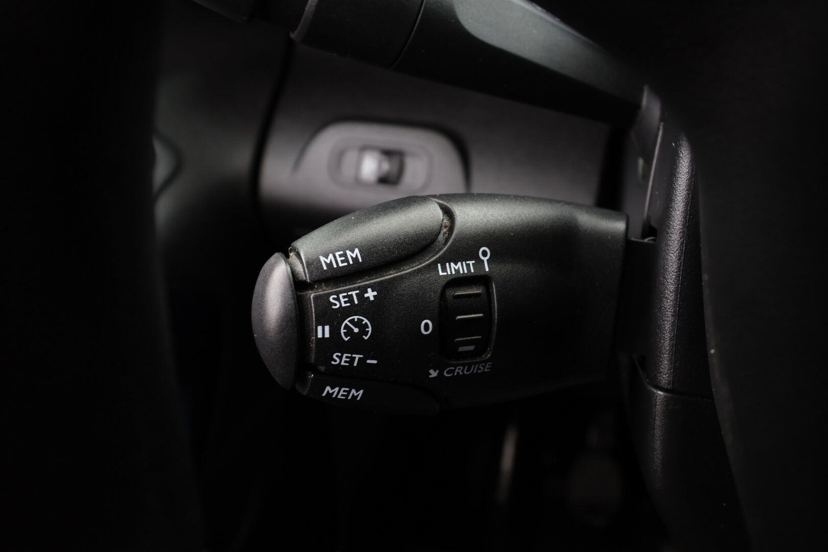 Peugeot Rifter 2019 Allure BlueHDi 100 S&S L1 * Vakkari / P.Tutka / Lohko+Sisä / Koukku / Navi * - Suomi-auto / Merkkihuollettu