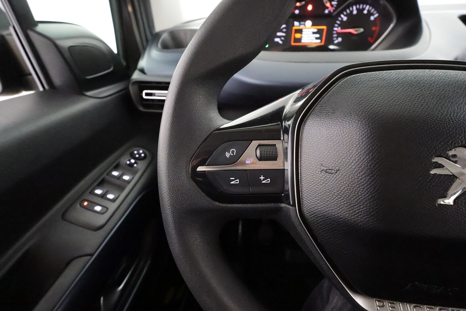 Peugeot Rifter 2019 Allure BlueHDi 100 S&S L1 * Vakkari / P.Tutka / Lohko+Sisä / Koukku / Navi * - Suomi-auto / Merkkihuollettu