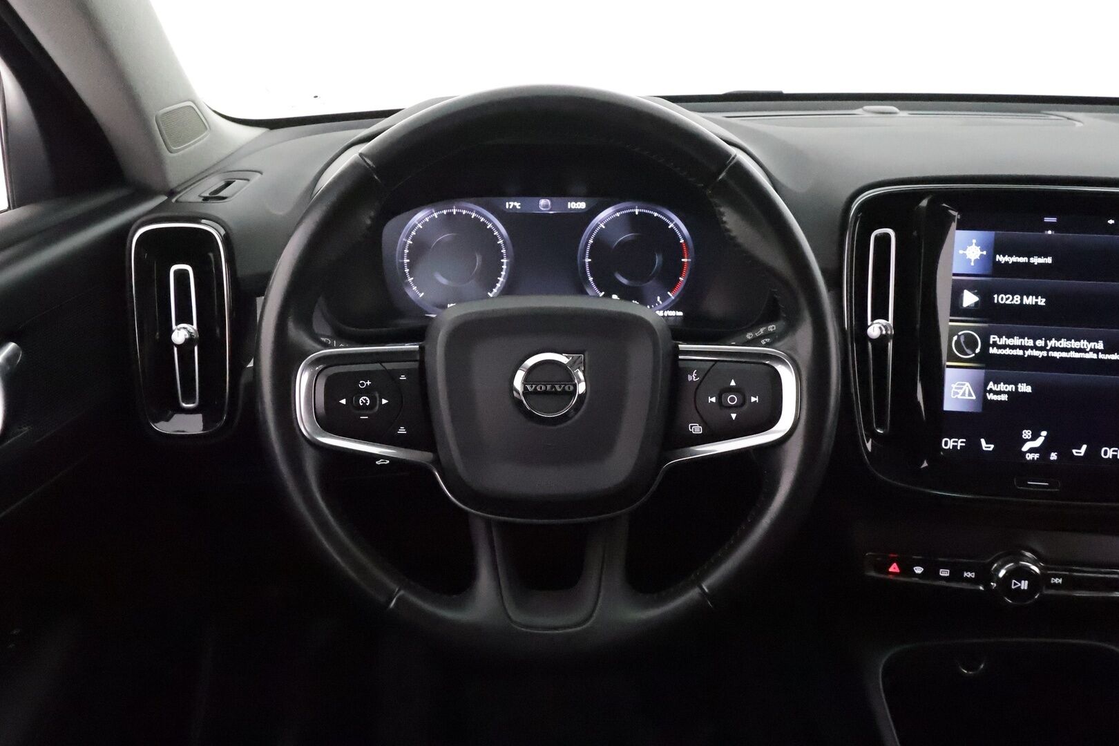 Volvo XC40 2019 D3 AWD Momentum aut **Adapt.vakkari / P.kamera / Full LED / Navi / Webasto / Koukku** - Suomi-auto / Merkkihuollettu / Kahdet renkaat aluvanteilla / Penkinlämmittimet takana / Ratinlämmitin / Ohjauspyörän lämmitin / Digimittaristo