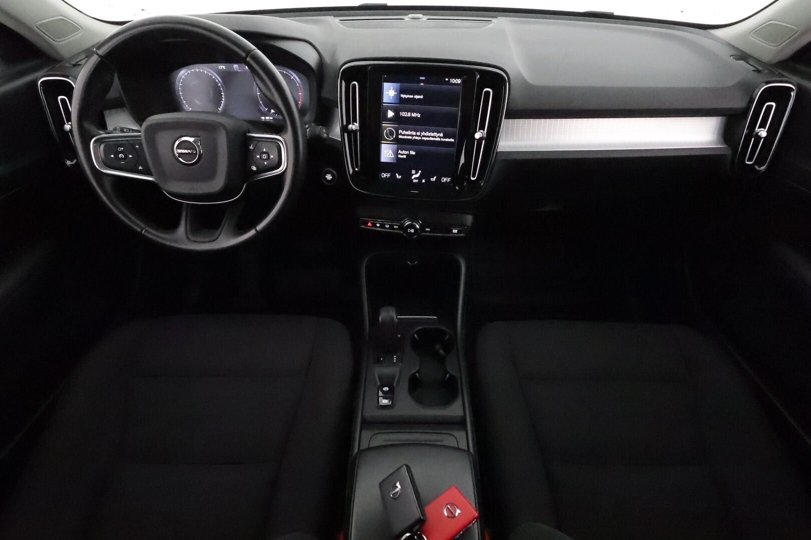 Volvo XC40 2019 D3 AWD Momentum aut **Adapt.vakkari / P.kamera / Full LED / Navi / Webasto / Koukku** - Suomi-auto / Merkkihuollettu / Kahdet renkaat aluvanteilla / Penkinlämmittimet takana / Ratinlämmitin / Ohjauspyörän lämmitin / Digimittaristo