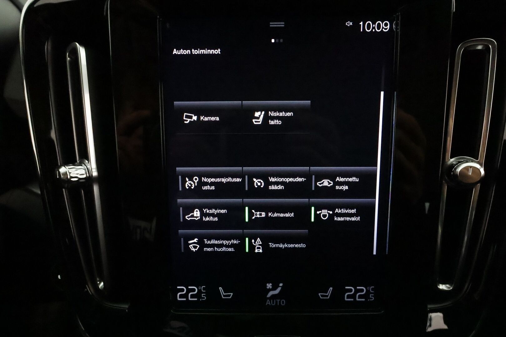 Volvo XC40 2019 D3 AWD Momentum aut **Adapt.vakkari / P.kamera / Full LED / Navi / Webasto / Koukku** - Suomi-auto / Merkkihuollettu / Kahdet renkaat aluvanteilla / Penkinlämmittimet takana / Ratinlämmitin / Ohjauspyörän lämmitin / Digimittaristo