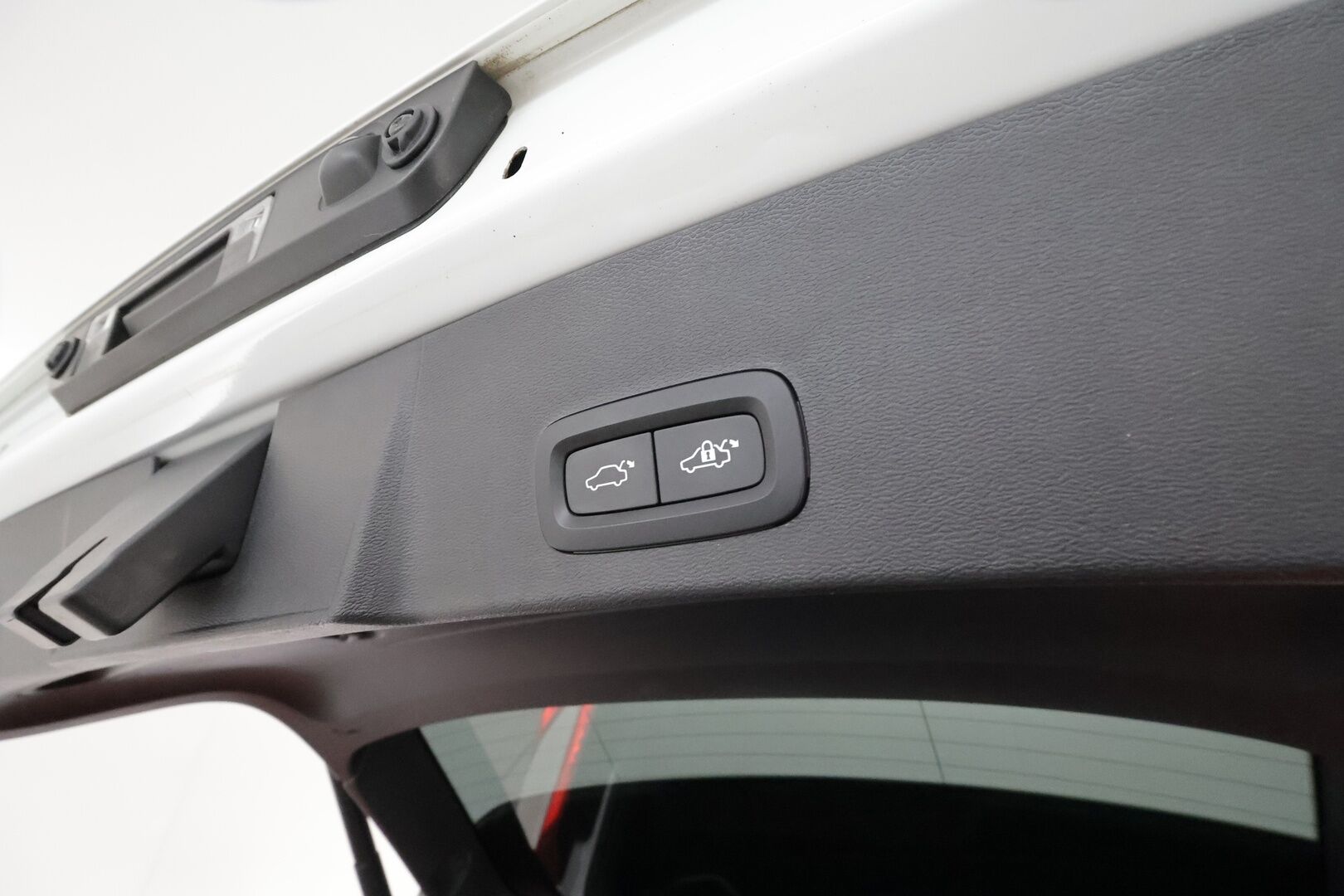 Volvo XC40 2019 D3 AWD Momentum aut **Adapt.vakkari / P.kamera / Full LED / Navi / Webasto / Koukku** - Suomi-auto / Merkkihuollettu / Kahdet renkaat aluvanteilla / Penkinlämmittimet takana / Ratinlämmitin / Ohjauspyörän lämmitin / Digimittaristo