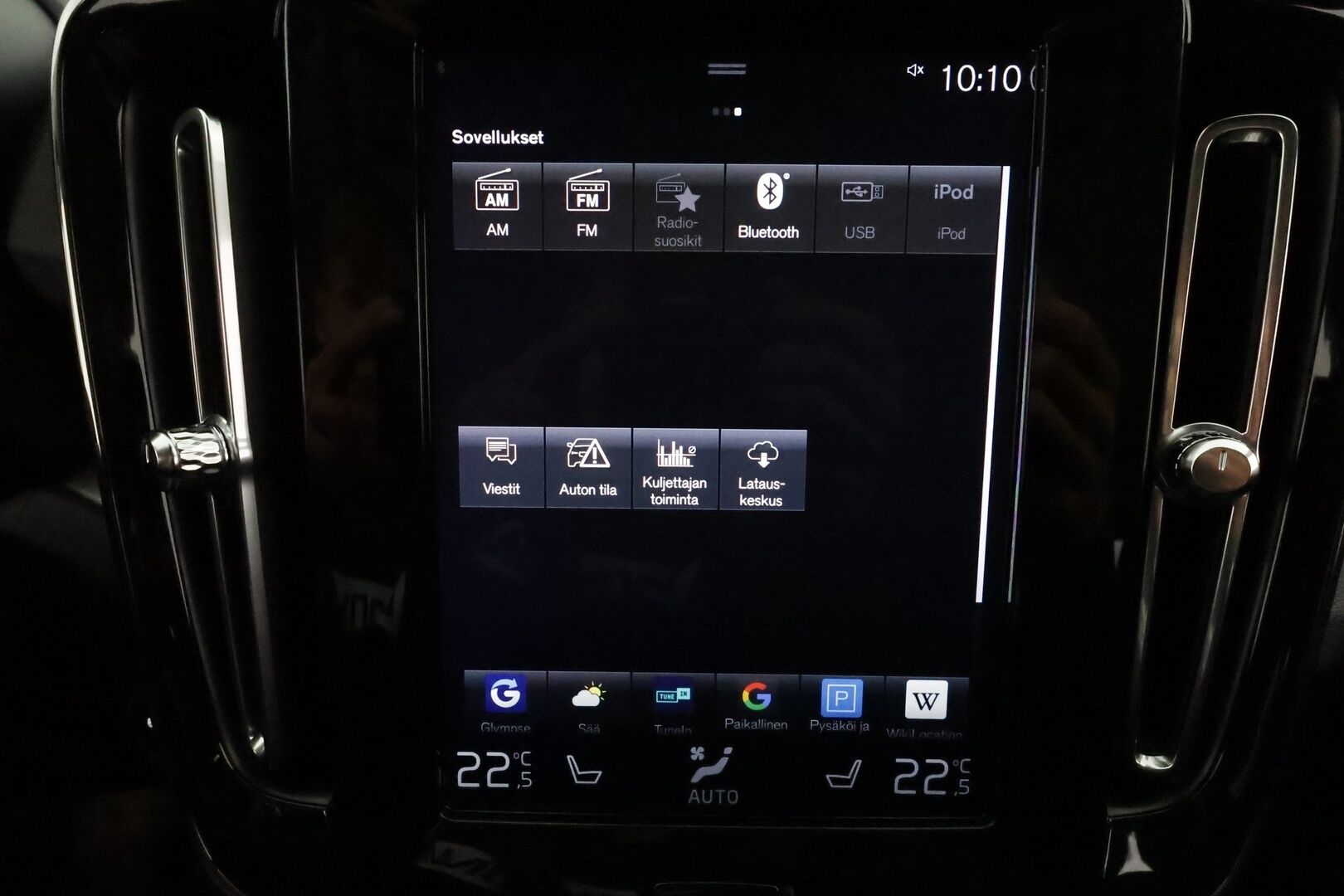 Volvo XC40 2019 D3 AWD Momentum aut **Adapt.vakkari / P.kamera / Full LED / Navi / Webasto / Koukku** - Suomi-auto / Merkkihuollettu / Kahdet renkaat aluvanteilla / Penkinlämmittimet takana / Ratinlämmitin / Ohjauspyörän lämmitin / Digimittaristo