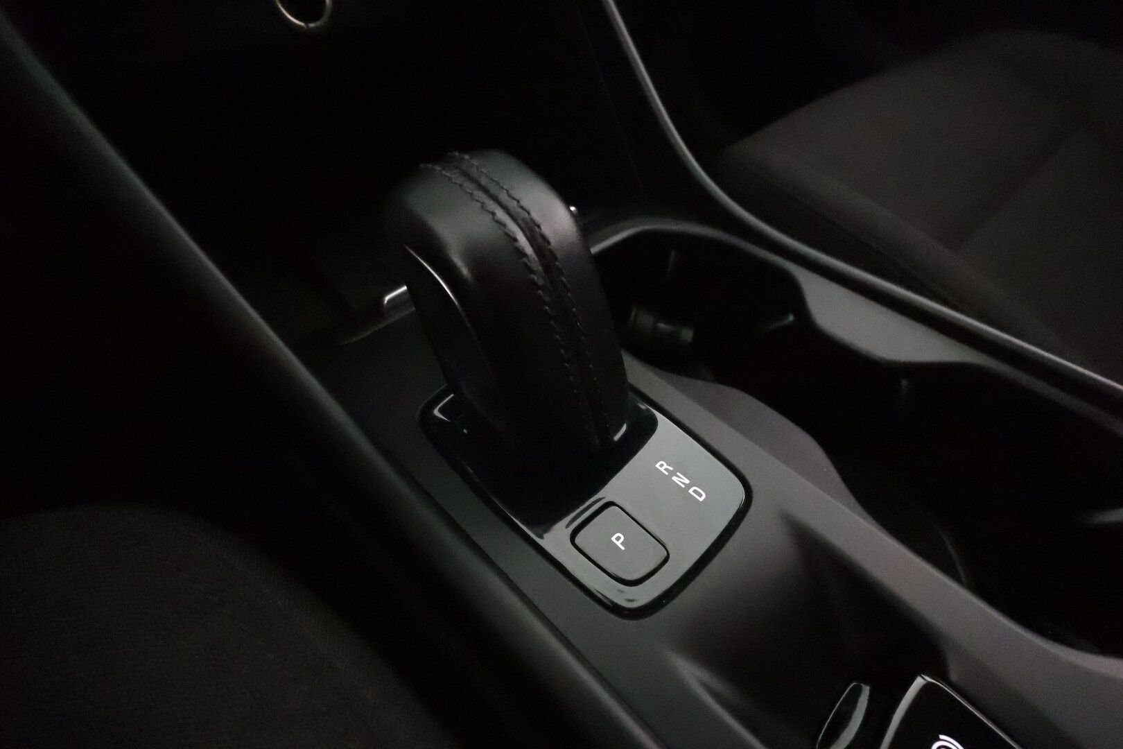 Volvo XC40 2019 D3 AWD Momentum aut **Adapt.vakkari / P.kamera / Full LED / Navi / Webasto / Koukku** - Suomi-auto / Merkkihuollettu / Kahdet renkaat aluvanteilla / Penkinlämmittimet takana / Ratinlämmitin / Ohjauspyörän lämmitin / Digimittaristo