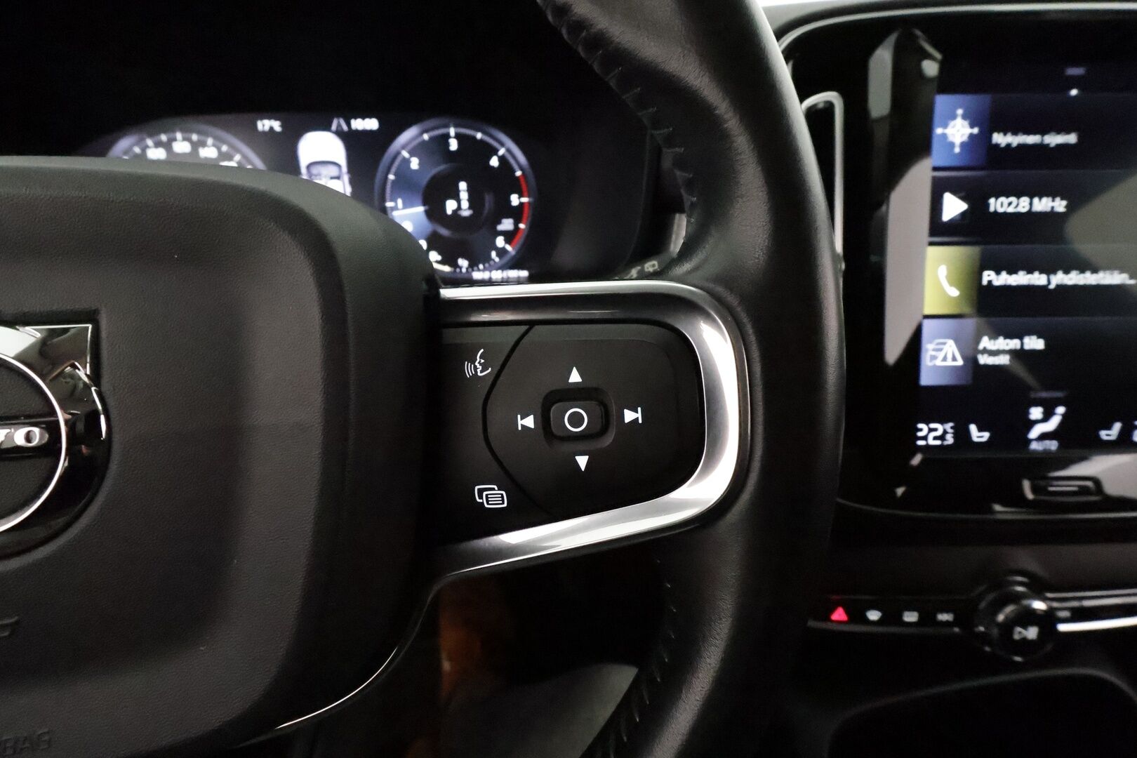 Volvo XC40 2019 D3 AWD Momentum aut **Adapt.vakkari / P.kamera / Full LED / Navi / Webasto / Koukku** - Suomi-auto / Merkkihuollettu / Kahdet renkaat aluvanteilla / Penkinlämmittimet takana / Ratinlämmitin / Ohjauspyörän lämmitin / Digimittaristo