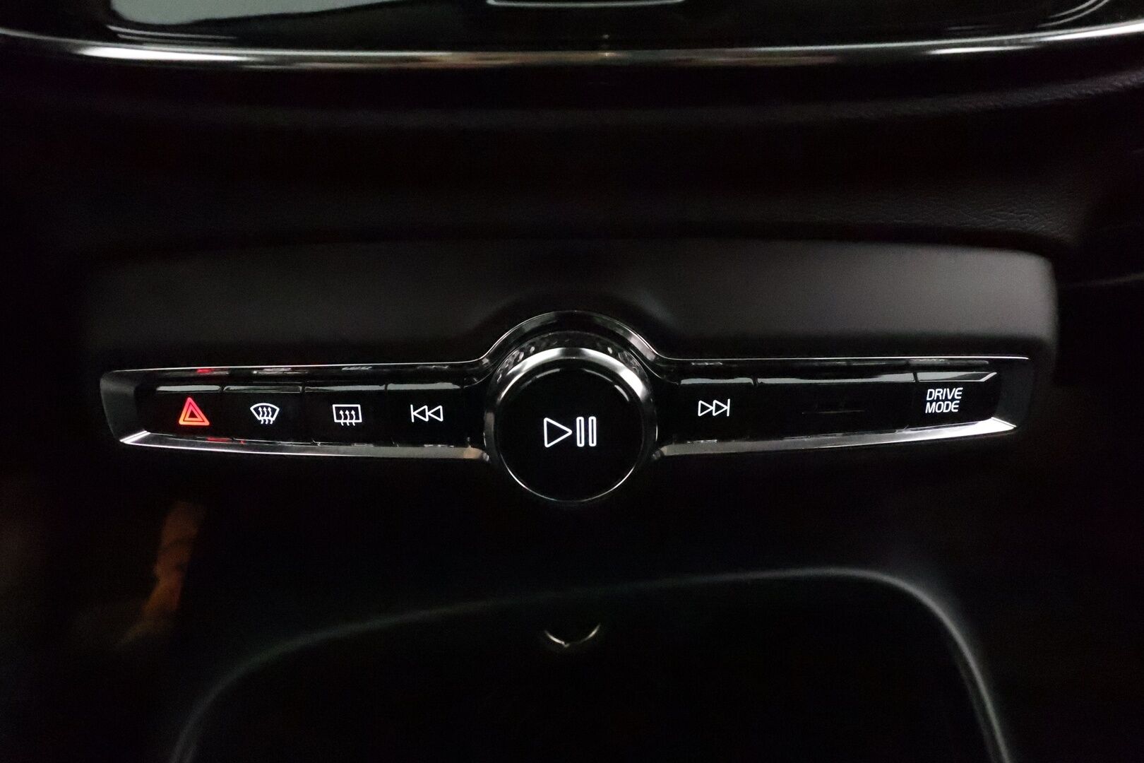 Volvo XC40 2019 D3 AWD Momentum aut **Adapt.vakkari / P.kamera / Full LED / Navi / Webasto / Koukku** - Suomi-auto / Merkkihuollettu / Kahdet renkaat aluvanteilla / Penkinlämmittimet takana / Ratinlämmitin / Ohjauspyörän lämmitin / Digimittaristo