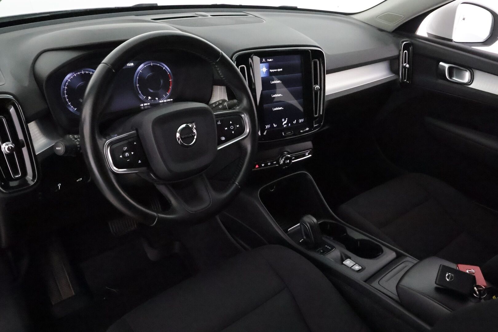 Volvo XC40 2019 D3 AWD Momentum aut **Adapt.vakkari / P.kamera / Full LED / Navi / Webasto / Koukku** - Suomi-auto / Merkkihuollettu / Kahdet renkaat aluvanteilla / Penkinlämmittimet takana / Ratinlämmitin / Ohjauspyörän lämmitin / Digimittaristo