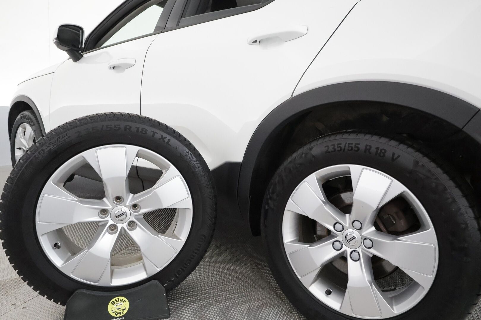 Volvo XC40 2019 D3 AWD Momentum aut **Adapt.vakkari / P.kamera / Full LED / Navi / Webasto / Koukku** - Suomi-auto / Merkkihuollettu / Kahdet renkaat aluvanteilla / Penkinlämmittimet takana / Ratinlämmitin / Ohjauspyörän lämmitin / Digimittaristo