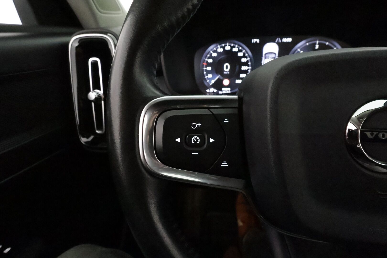 Volvo XC40 2019 D3 AWD Momentum aut **Adapt.vakkari / P.kamera / Full LED / Navi / Webasto / Koukku** - Suomi-auto / Merkkihuollettu / Kahdet renkaat aluvanteilla / Penkinlämmittimet takana / Ratinlämmitin / Ohjauspyörän lämmitin / Digimittaristo