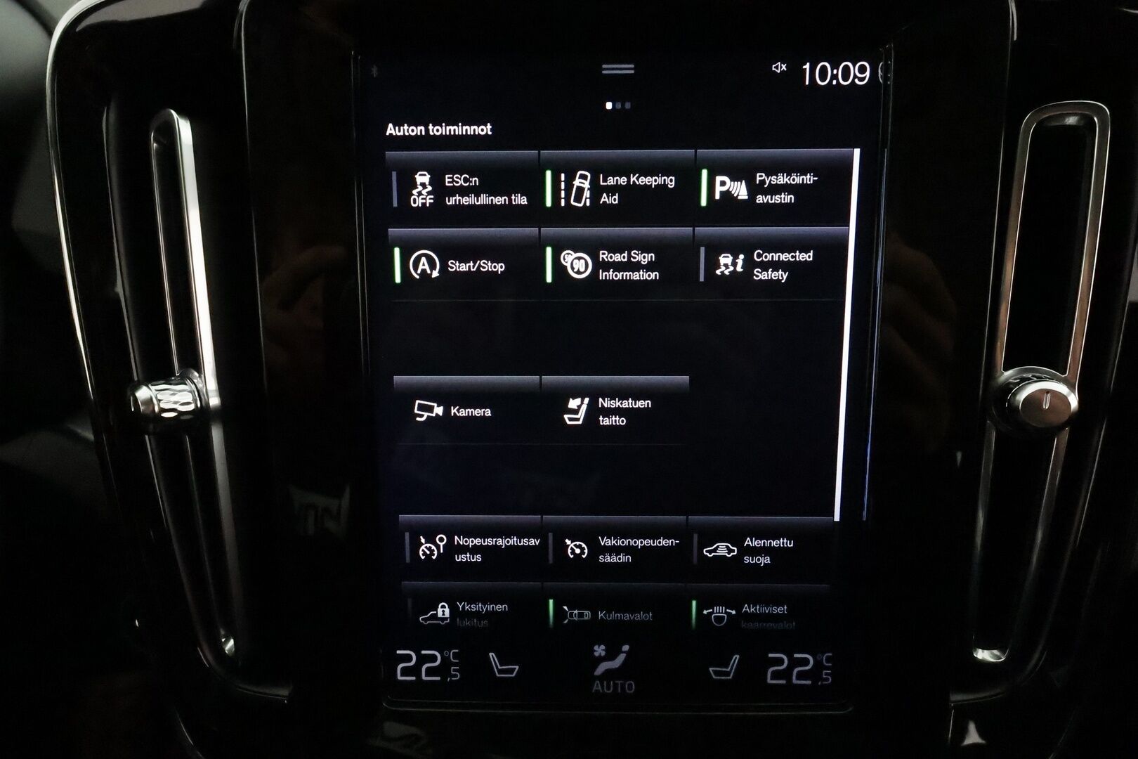 Volvo XC40 2019 D3 AWD Momentum aut **Adapt.vakkari / P.kamera / Full LED / Navi / Webasto / Koukku** - Suomi-auto / Merkkihuollettu / Kahdet renkaat aluvanteilla / Penkinlämmittimet takana / Ratinlämmitin / Ohjauspyörän lämmitin / Digimittaristo