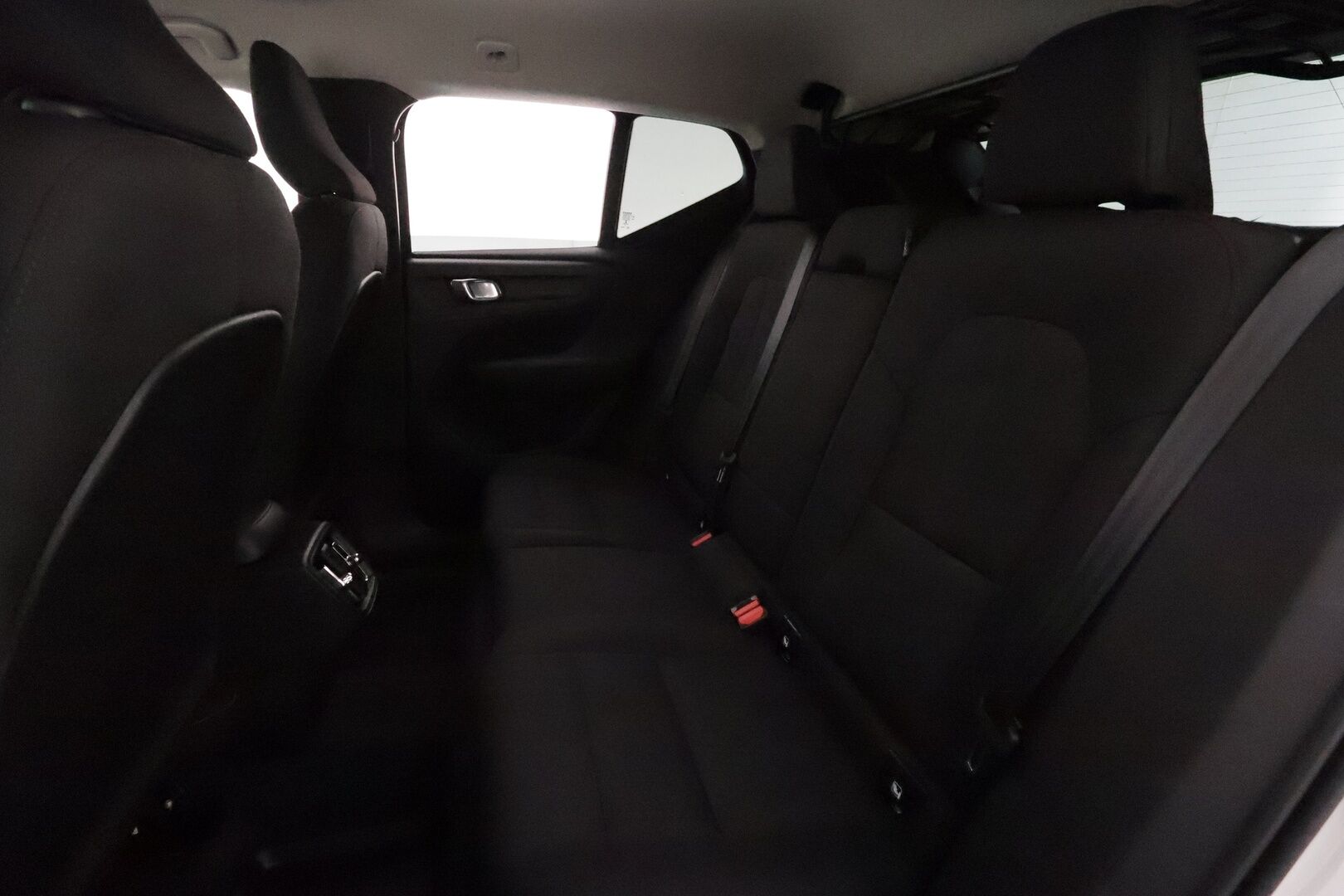 Volvo XC40 2019 D3 AWD Momentum aut **Adapt.vakkari / P.kamera / Full LED / Navi / Webasto / Koukku** - Suomi-auto / Merkkihuollettu / Kahdet renkaat aluvanteilla / Penkinlämmittimet takana / Ratinlämmitin / Ohjauspyörän lämmitin / Digimittaristo