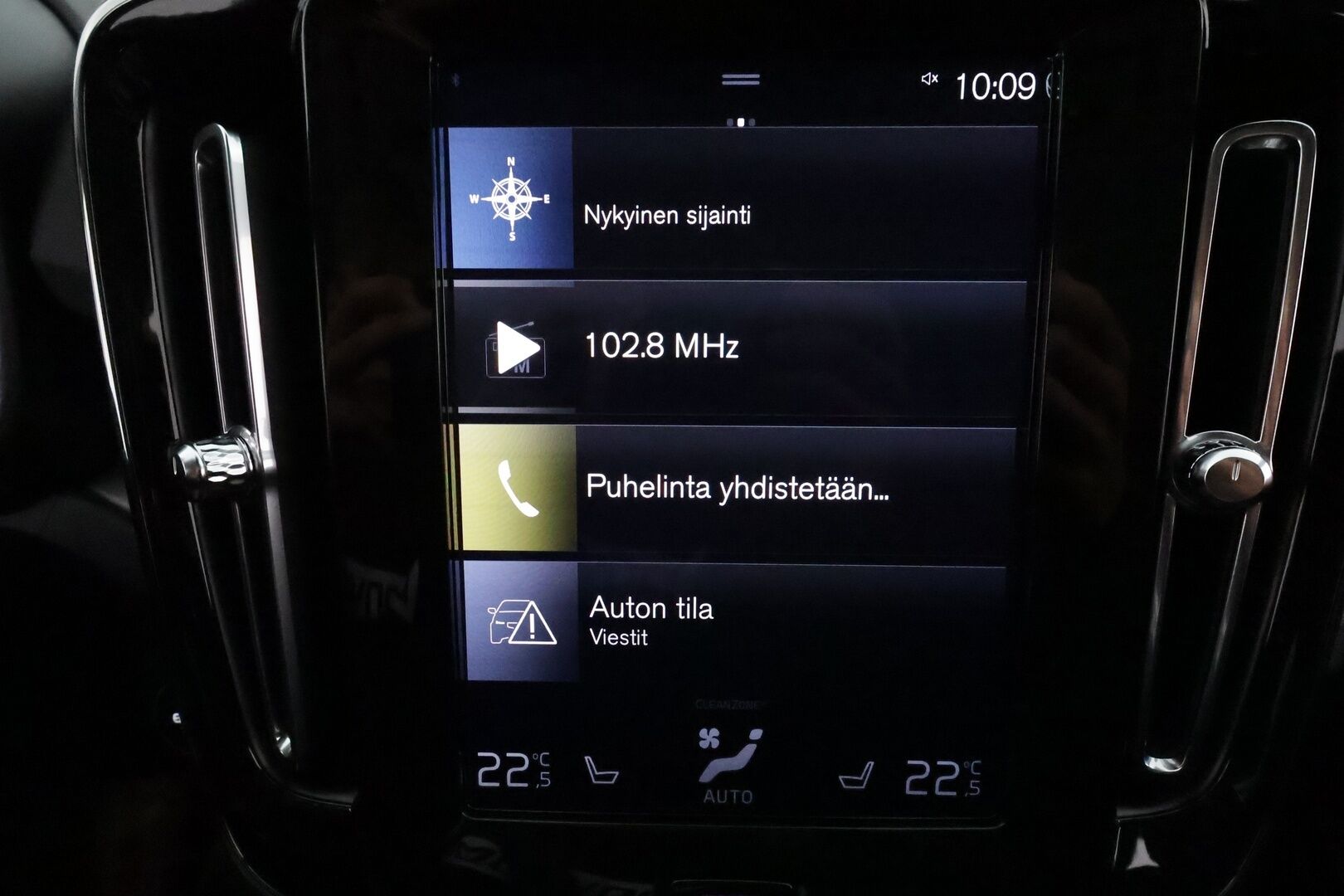 Volvo XC40 2019 D3 AWD Momentum aut **Adapt.vakkari / P.kamera / Full LED / Navi / Webasto / Koukku** - Suomi-auto / Merkkihuollettu / Kahdet renkaat aluvanteilla / Penkinlämmittimet takana / Ratinlämmitin / Ohjauspyörän lämmitin / Digimittaristo