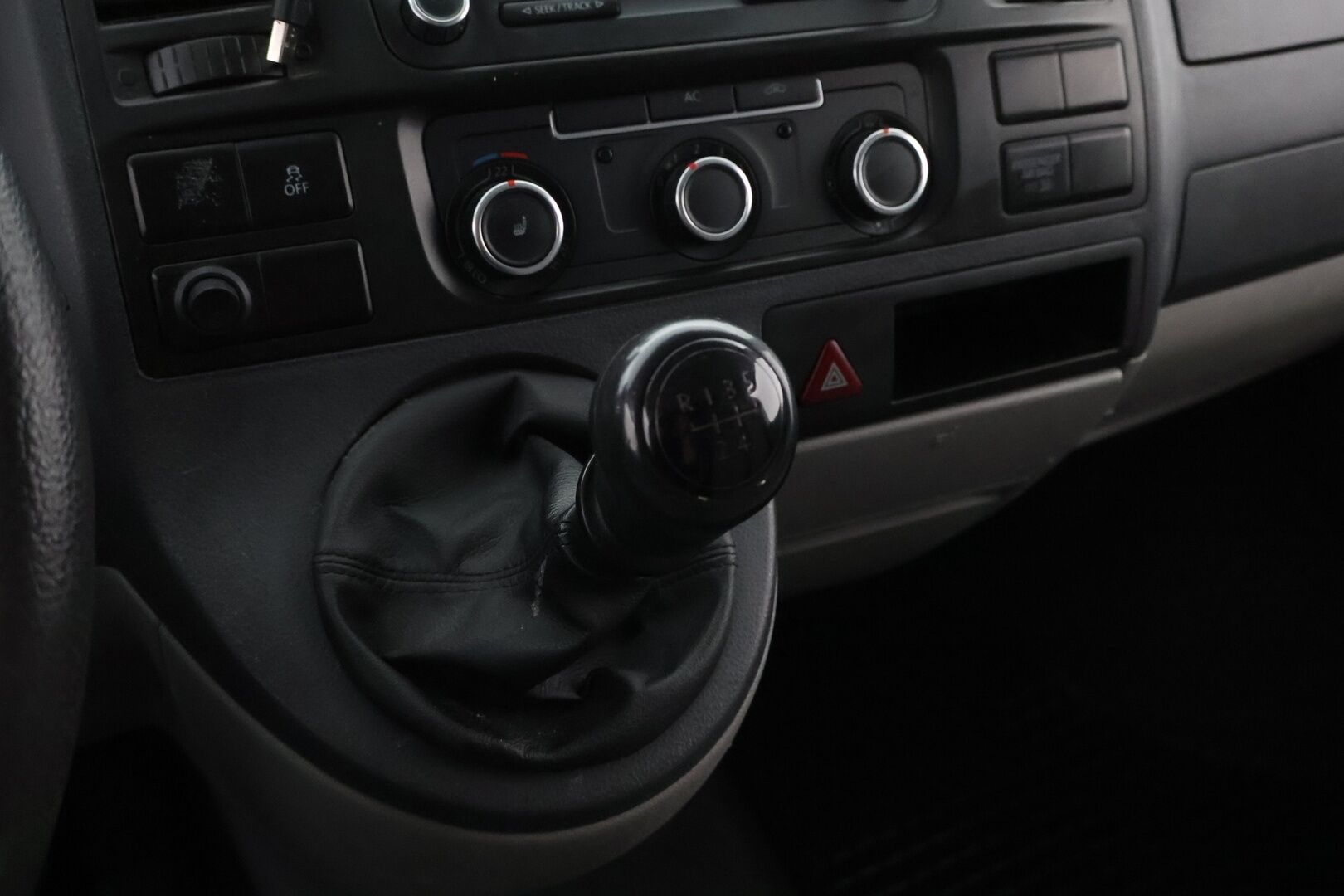 Volkswagen Transporter 2012 umpipakettiauto pitkä 2,0 TDI 75kW - Puolinahkasisusta / Vetokoukku / Lohkolämmitin / Vakkari / Juuri tullut Tampereelle!