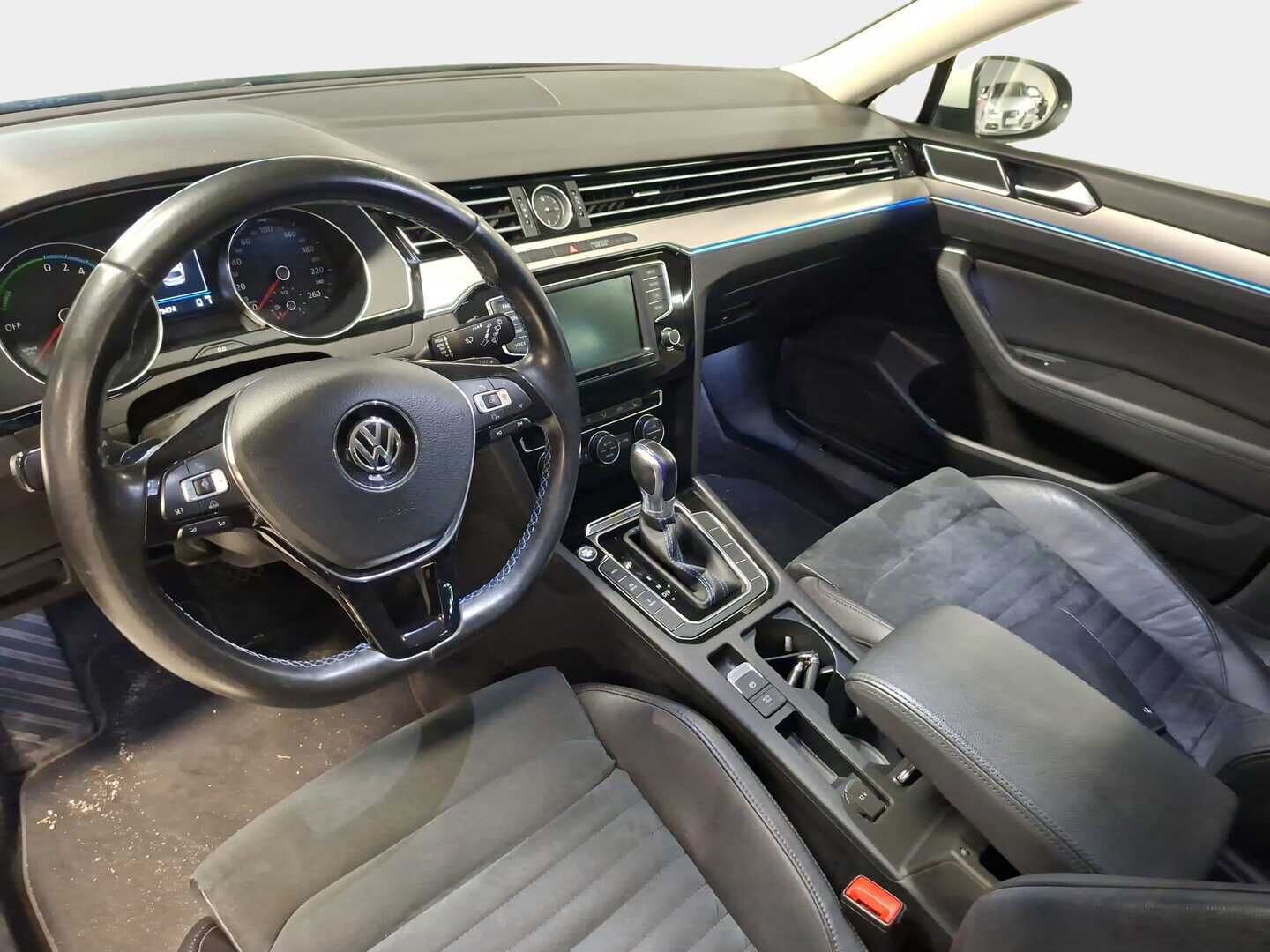 Volkswagen PASSAT 2017 Variant GTE Plug-In Hybrid 160 kW (218 hv) DSG-automaatti - | Adapt.Vakkari | 360-Kamera | Nahka-Alcantara | Vetokoukku | Sähköluukku! |
