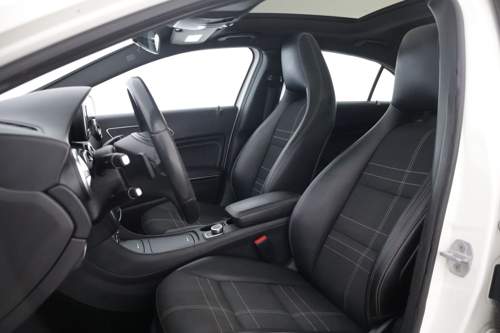 Mercedes-Benz A 2015 180 BE A * Panaroma / Tutkat  / Vakkari / Navi * - Juuri huollettu / Panaroma / Näyttävä yksilö - HULLUT AVAJAISHULINAT KORKOTARJOUS 3,29 %