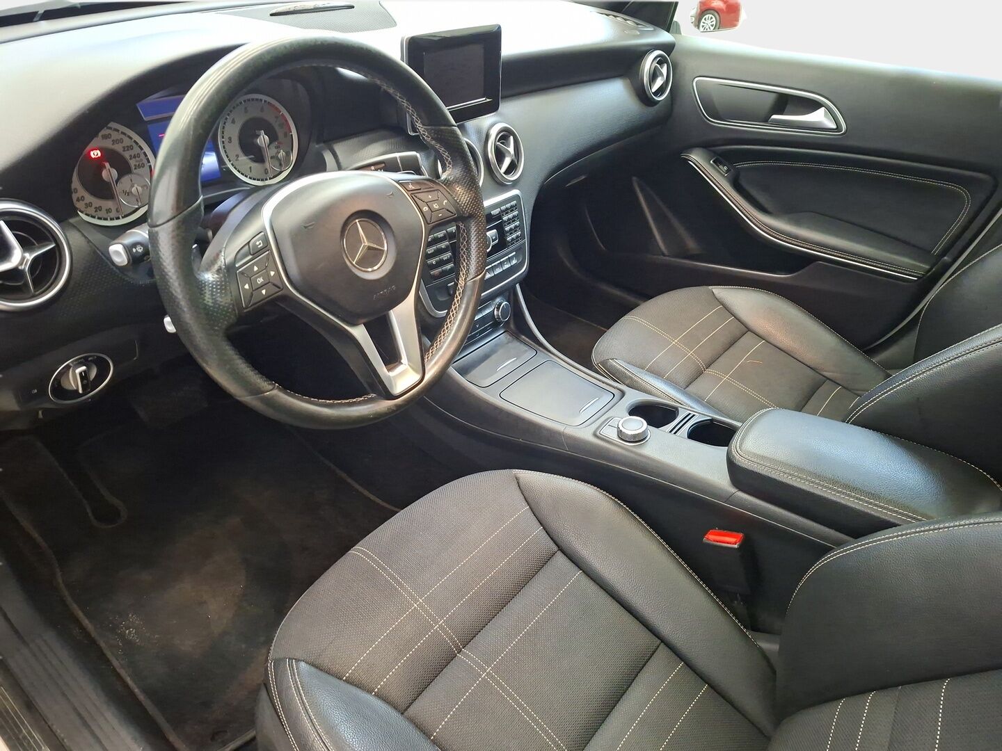 Mercedes-Benz A 2014 A 180 Farmari (AC) 5ov 1595cm3 A * Panaroma / Tutkat  / Vakkari / Navi * - Juuri huollettu / Panaroma / Näyttävä yksilö - HULLUT AVAJAISHULINAT KORKOTARJOUS 3,29 %