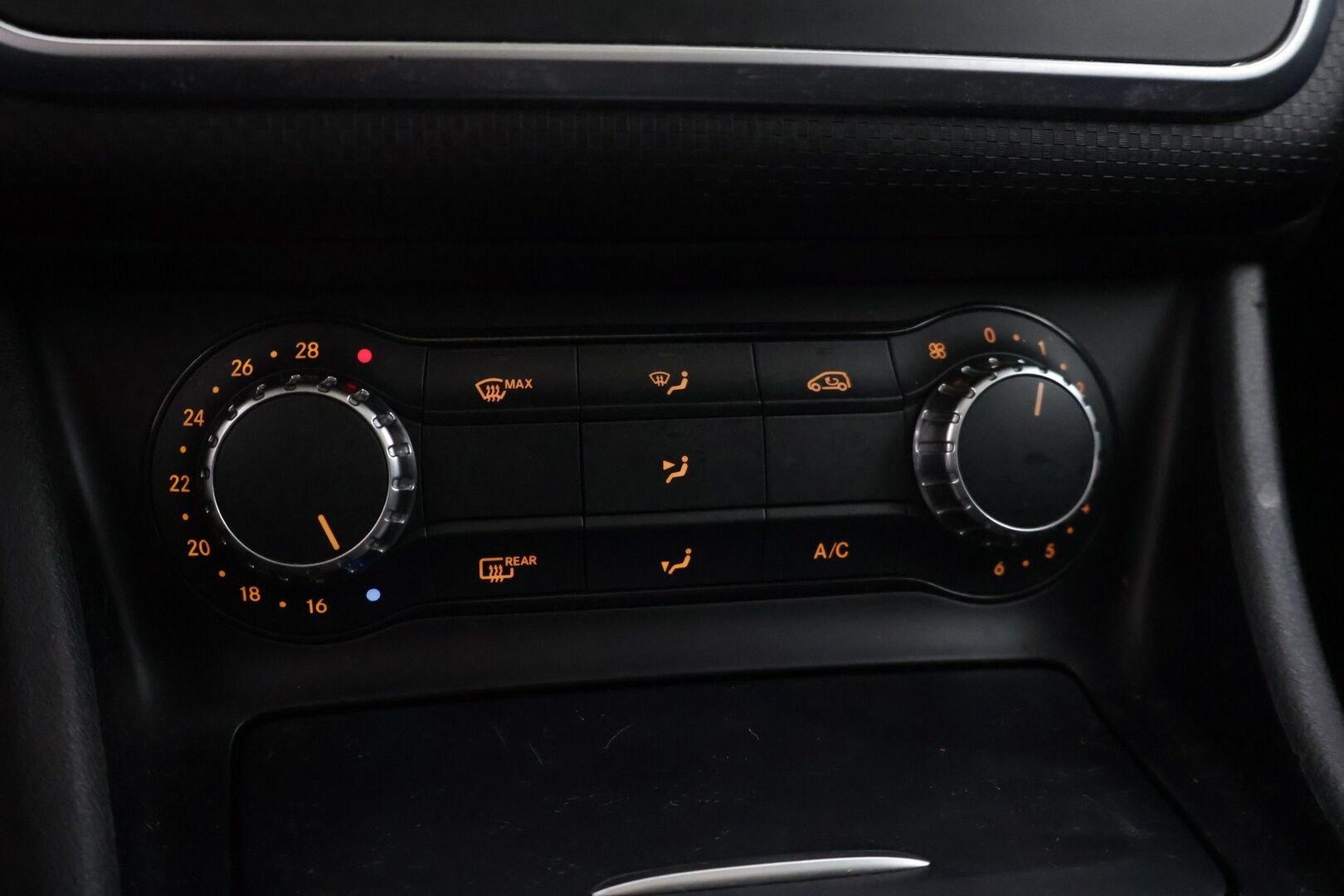 Mercedes-Benz A 2015 180 BE A * Panaroma / Tutkat  / Vakkari / Navi * - Juuri huollettu / Panaroma / Näyttävä yksilö - HULLUT AVAJAISHULINAT KORKOTARJOUS 3,29 %