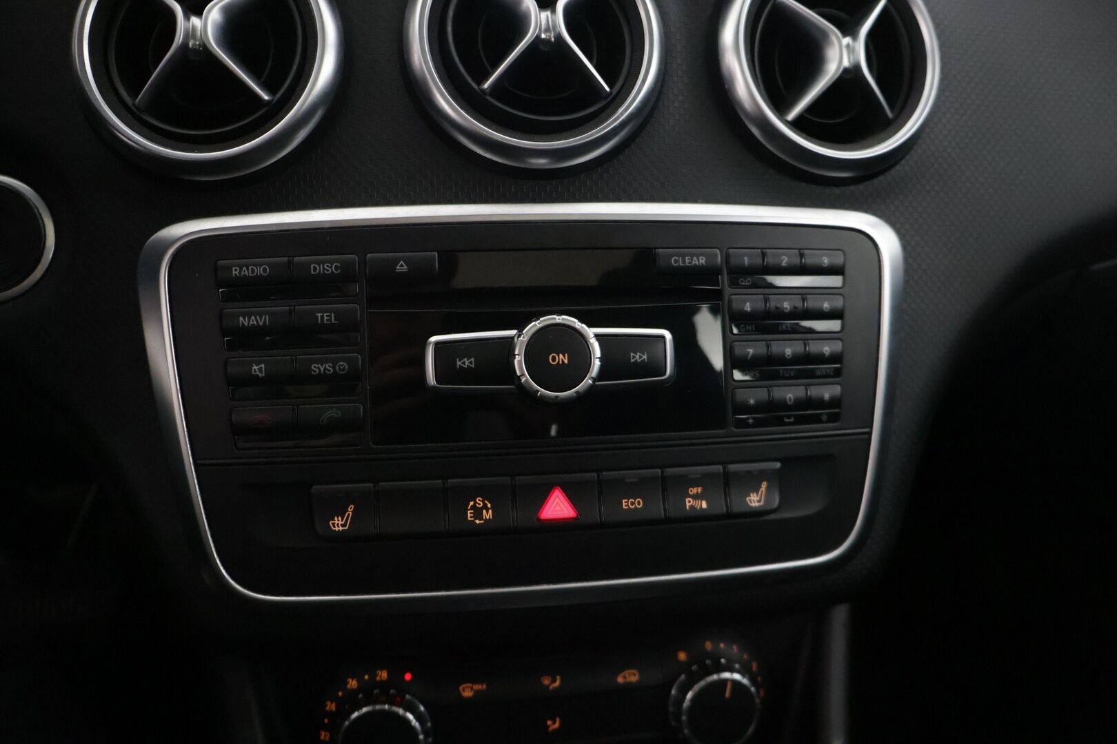 Mercedes-Benz A 2015 180 BE A * Panaroma / Tutkat  / Vakkari / Navi * - Juuri huollettu / Panaroma / Näyttävä yksilö - HULLUT AVAJAISHULINAT KORKOTARJOUS 3,29 %