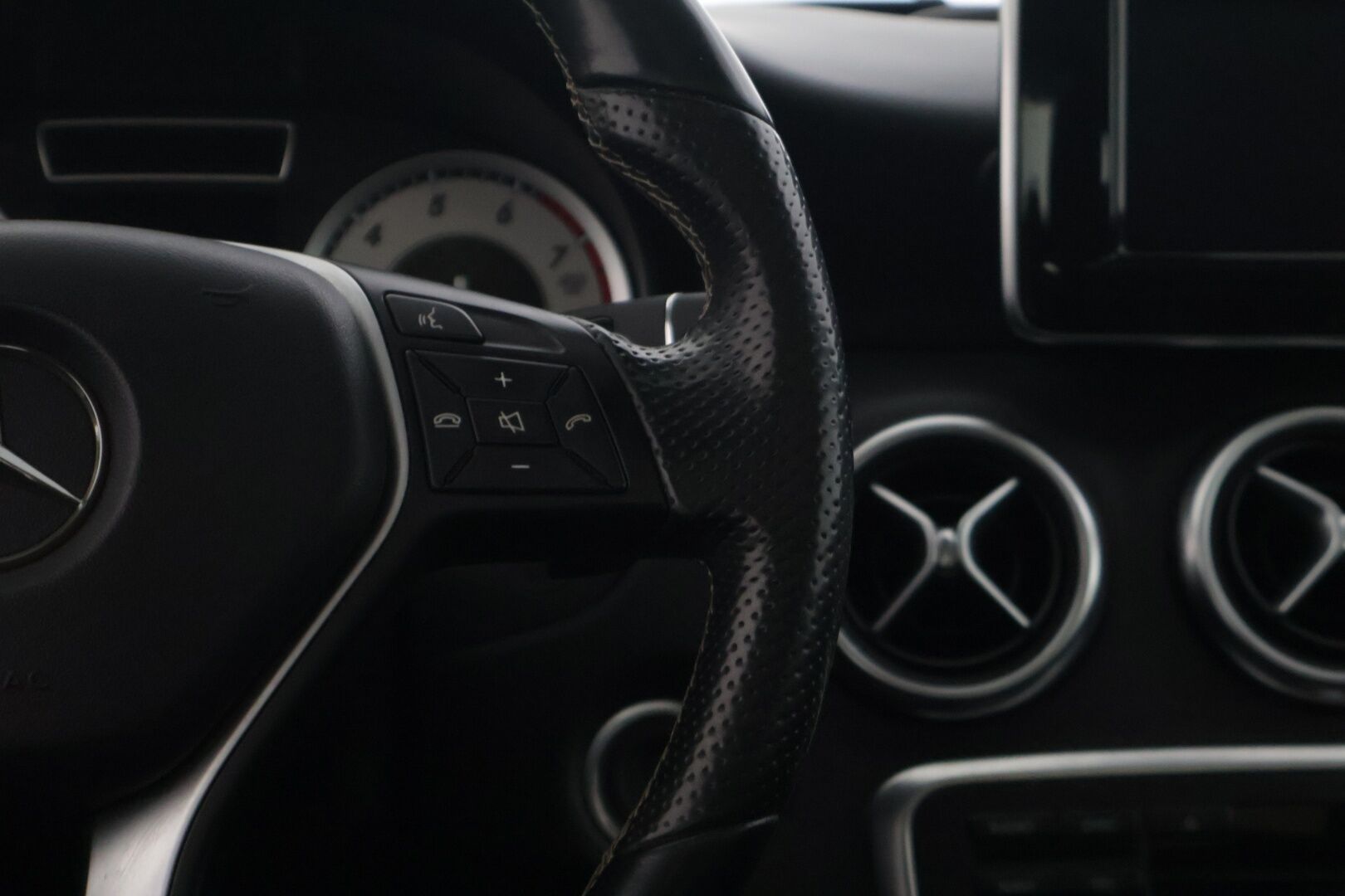 Mercedes-Benz A 2015 180 BE A * Panaroma / Tutkat  / Vakkari / Navi * - Juuri huollettu / Panaroma / Näyttävä yksilö - HULLUT AVAJAISHULINAT KORKOTARJOUS 3,29 %