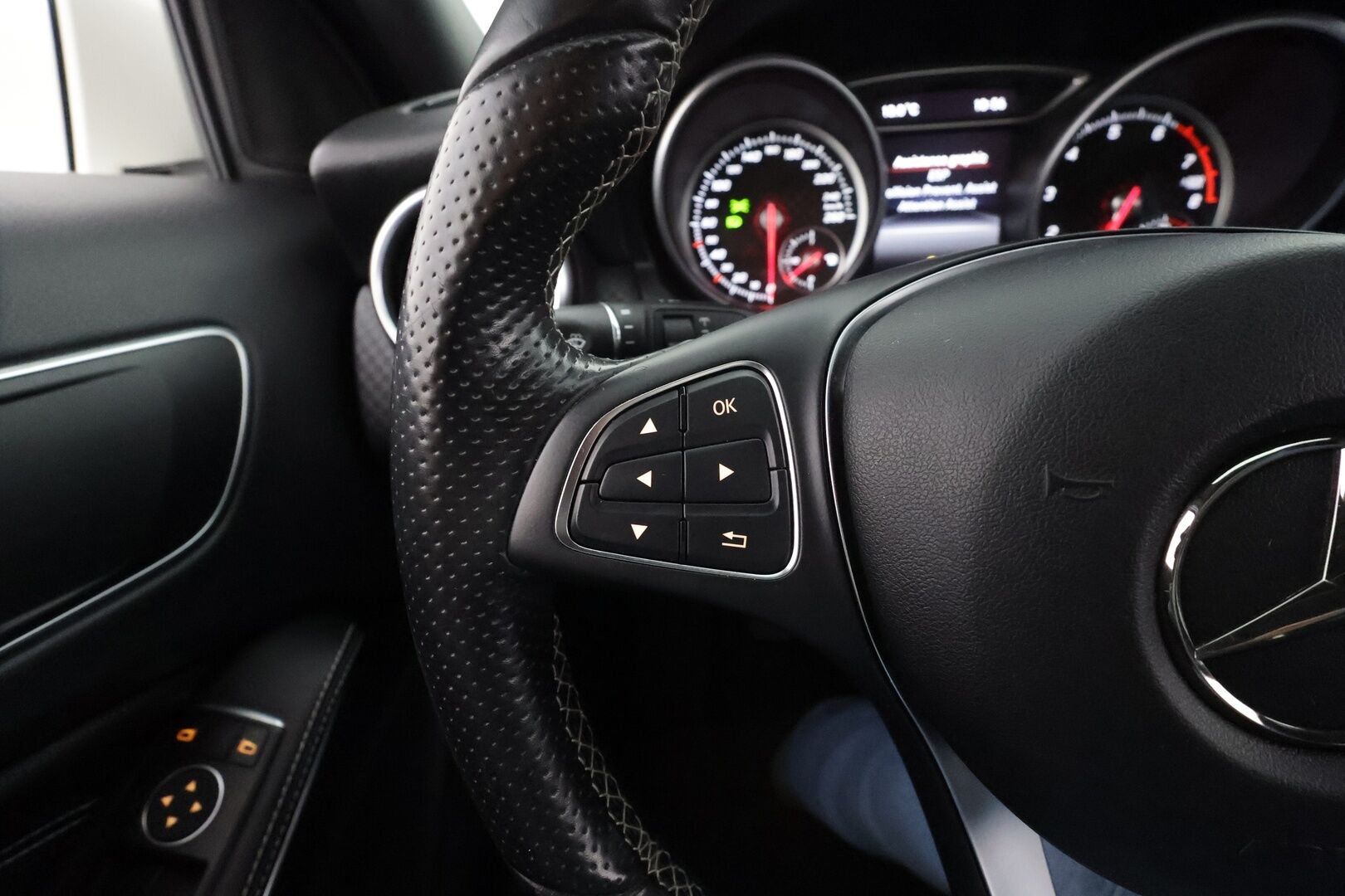 Mercedes-Benz A 2016 180 A Business Style * LED-High Performance / Sportpenkit / Webasto / Vakkari / Navi * - Facelift / Kahdet renkaat aluvanteilla