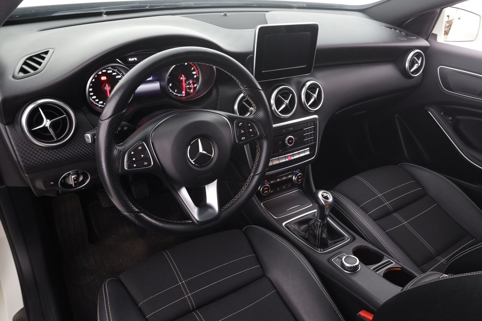 Mercedes-Benz A 2016 180 A Business Style * LED-High Performance / Sportpenkit / Webasto / Vakkari / Navi * - Facelift / Kahdet renkaat aluvanteilla